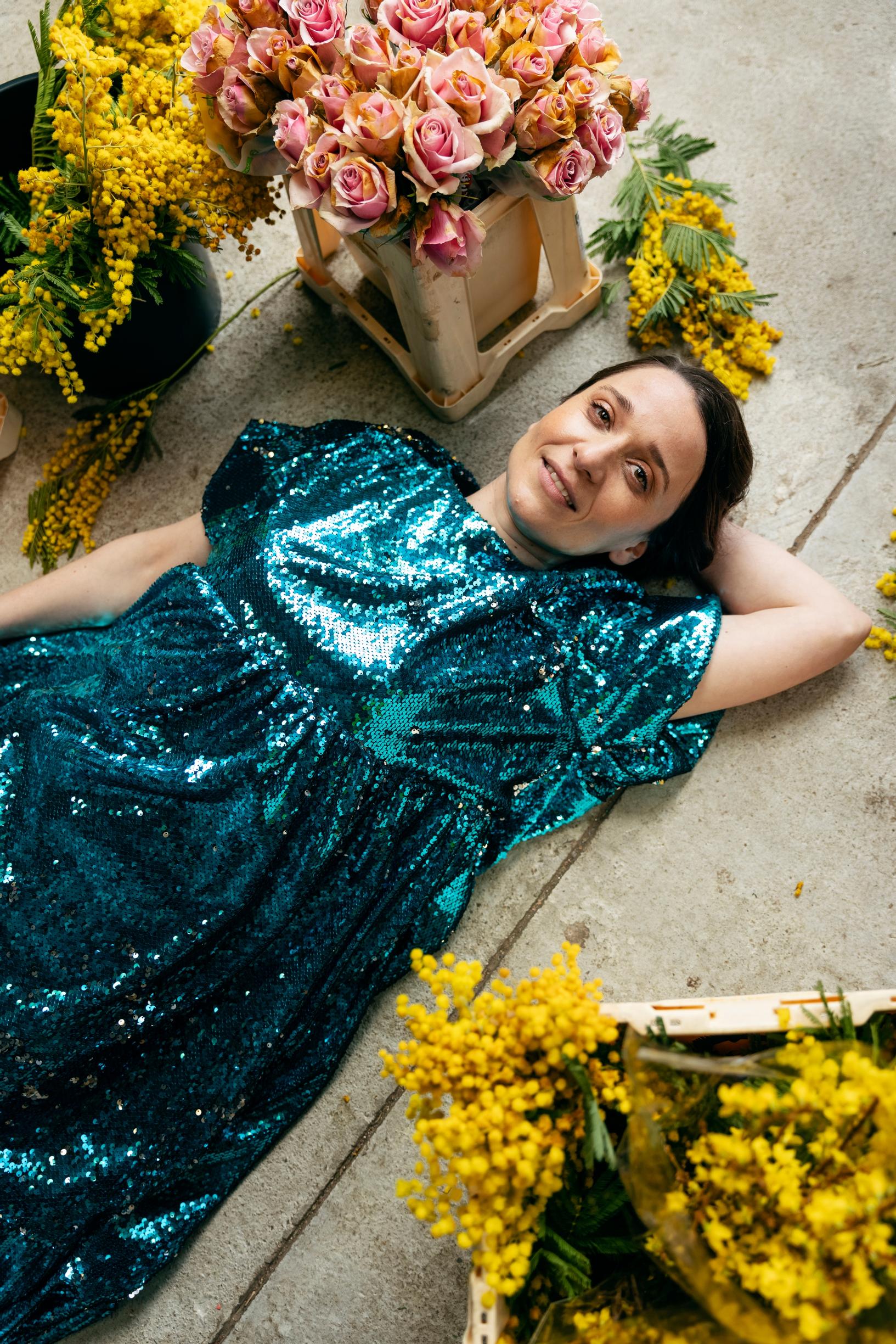 Paljetteja pallohihoilla, pinkin ja oranssin liitto ja ihanan väljä hopeamekko! Noora Dadu esittelee juhlakauden säkenöivimmät asut