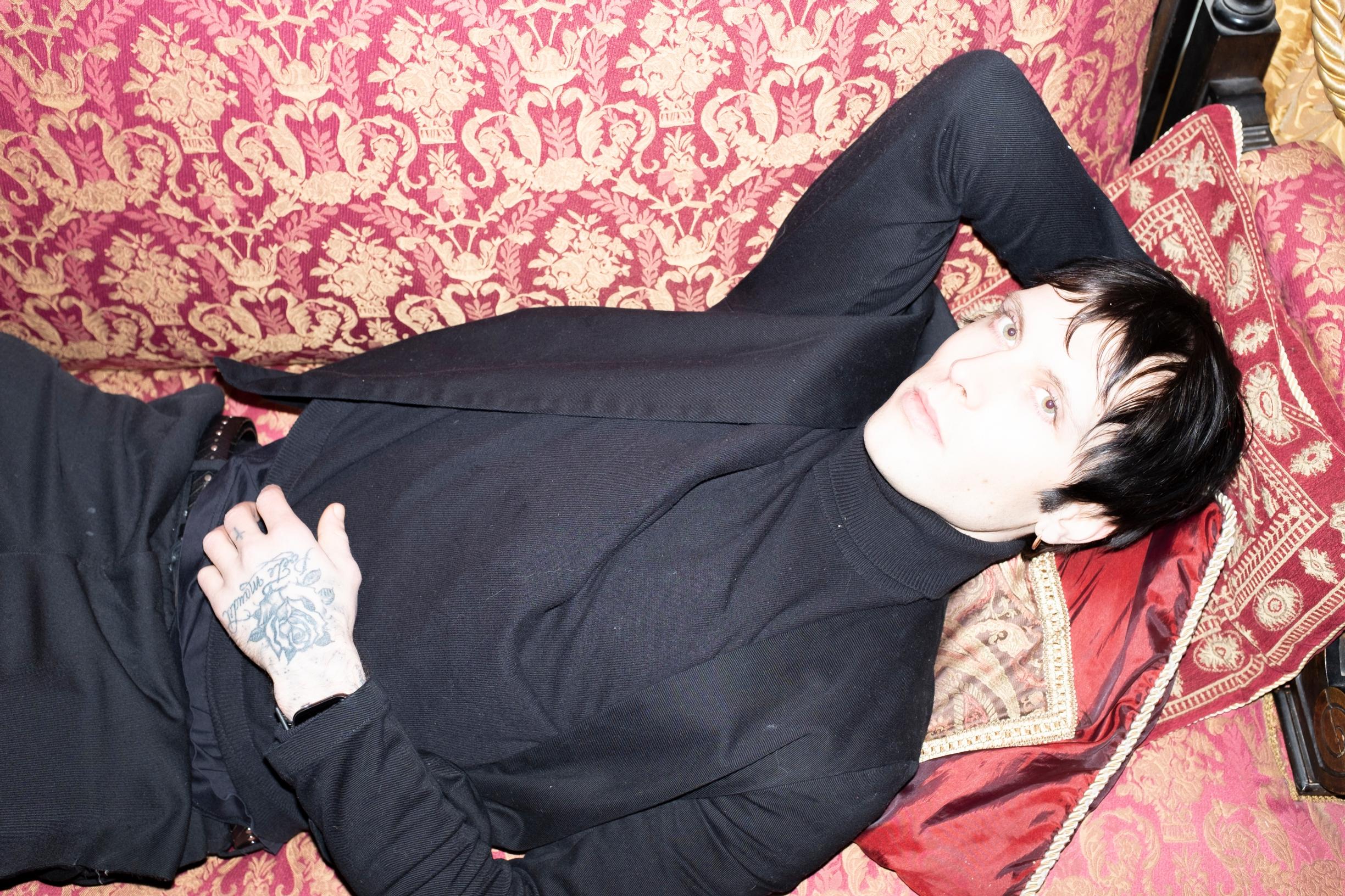 Rita Behm ja kirjailija Miki Liukkonen menivät vastikään kihloihin.