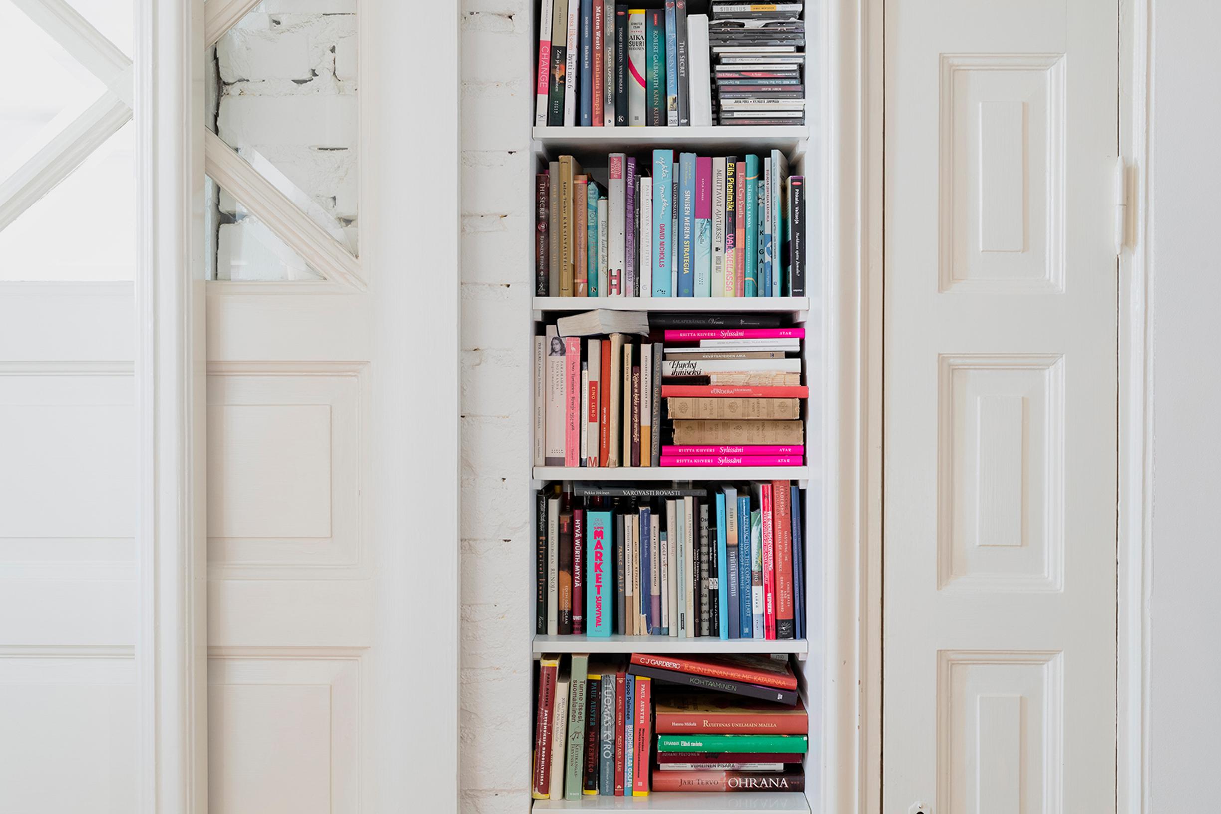 Rouhea tiiliseinä tuo tunnelmaa. Tervamäen-Järvisen perheessä luetaan paljon.