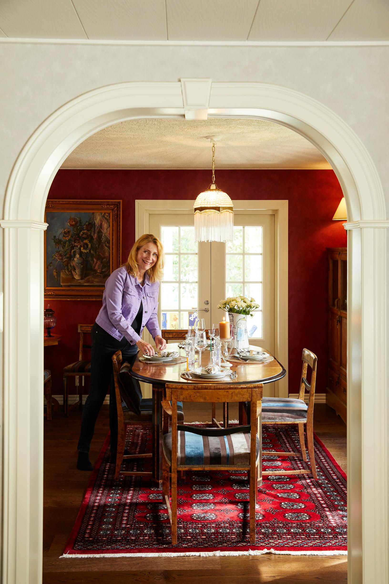 Kun näyttelijä Katriina Honkanen muutti isoon omakotitaloon, hän löysi itsestään uusia puolia: ”Voisin ostaa kaikki jugendvalaisimet, jotka näen”