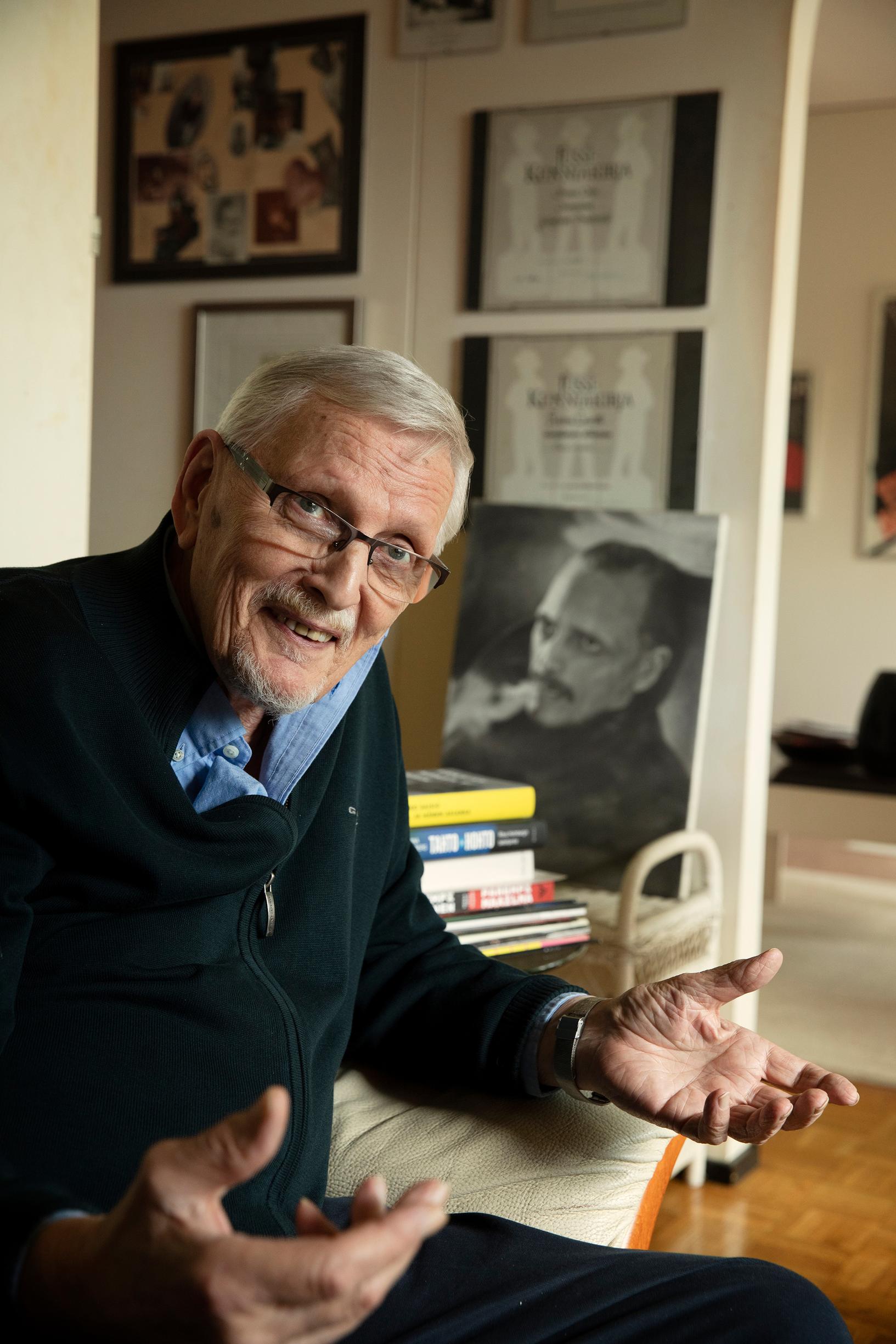 Hannu Lauri arvelee nauravansa katsomossa harvemmin kuin useimmat. Nauru tulee, kun saa nauttia omasta oivalluksesta.