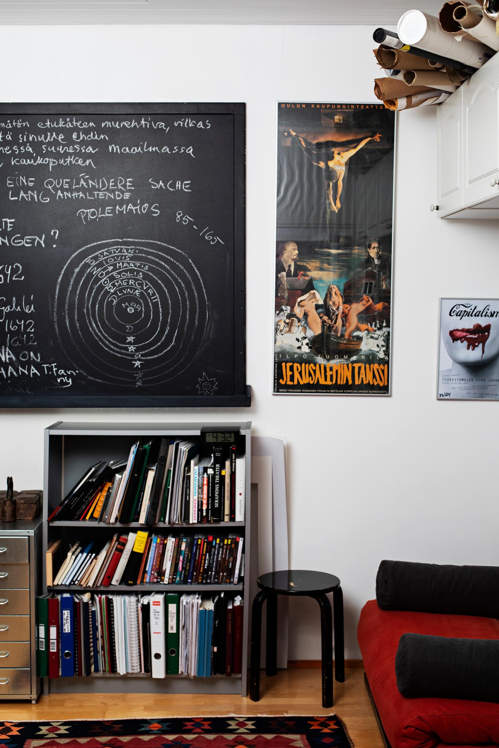 Yläkerran kotitoimiston seinillä on teatterijulisteita. Liitutaulun piirros Ptolemaioksen ja Kopernikuksen maailmankuvista muistuttaa Bertolt Brechtin Galileo Galilei -näytelmästä, jonka Katariina ohjasi 2010 Kansallisteatteriin.