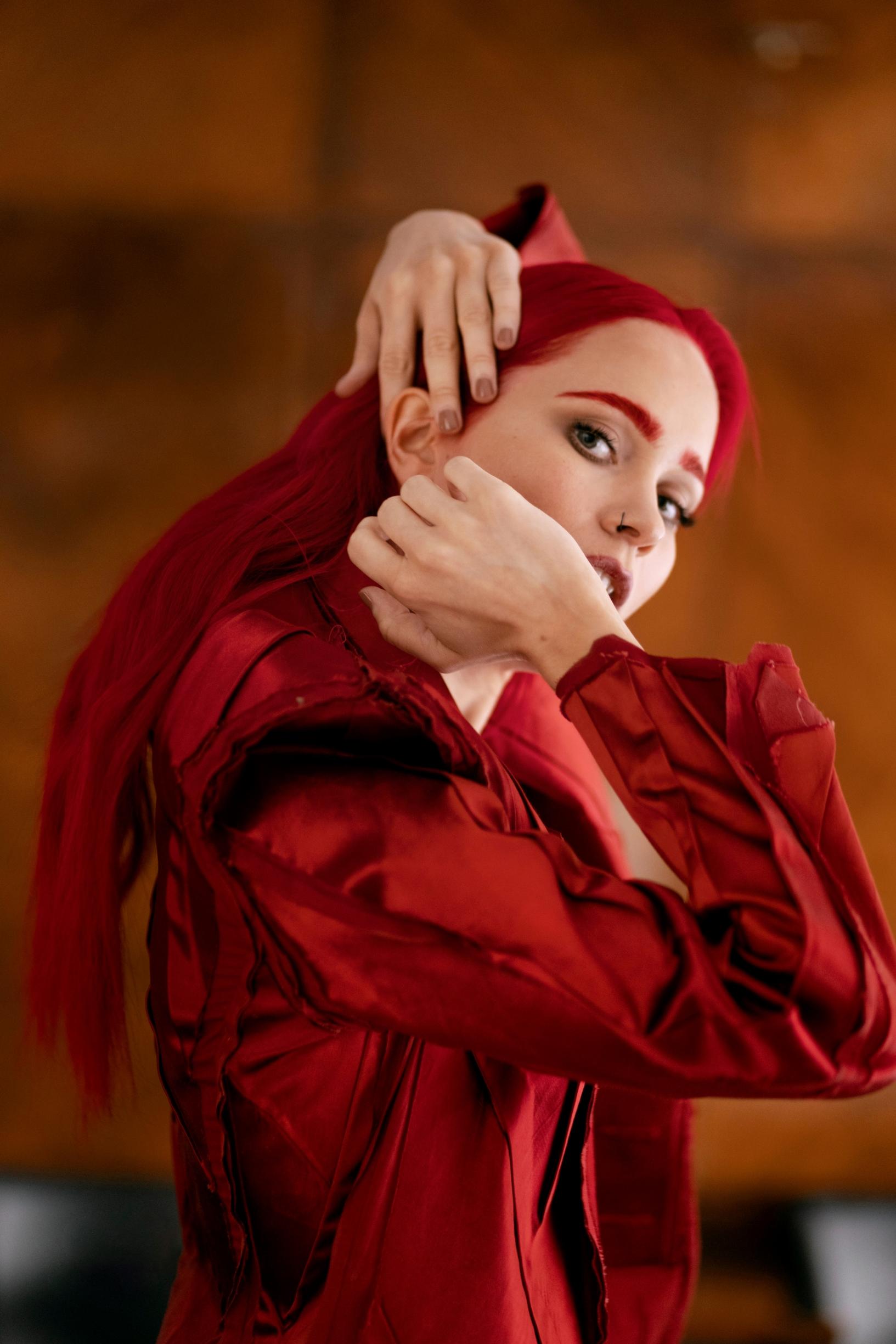 Sanni punaisessa asussa.