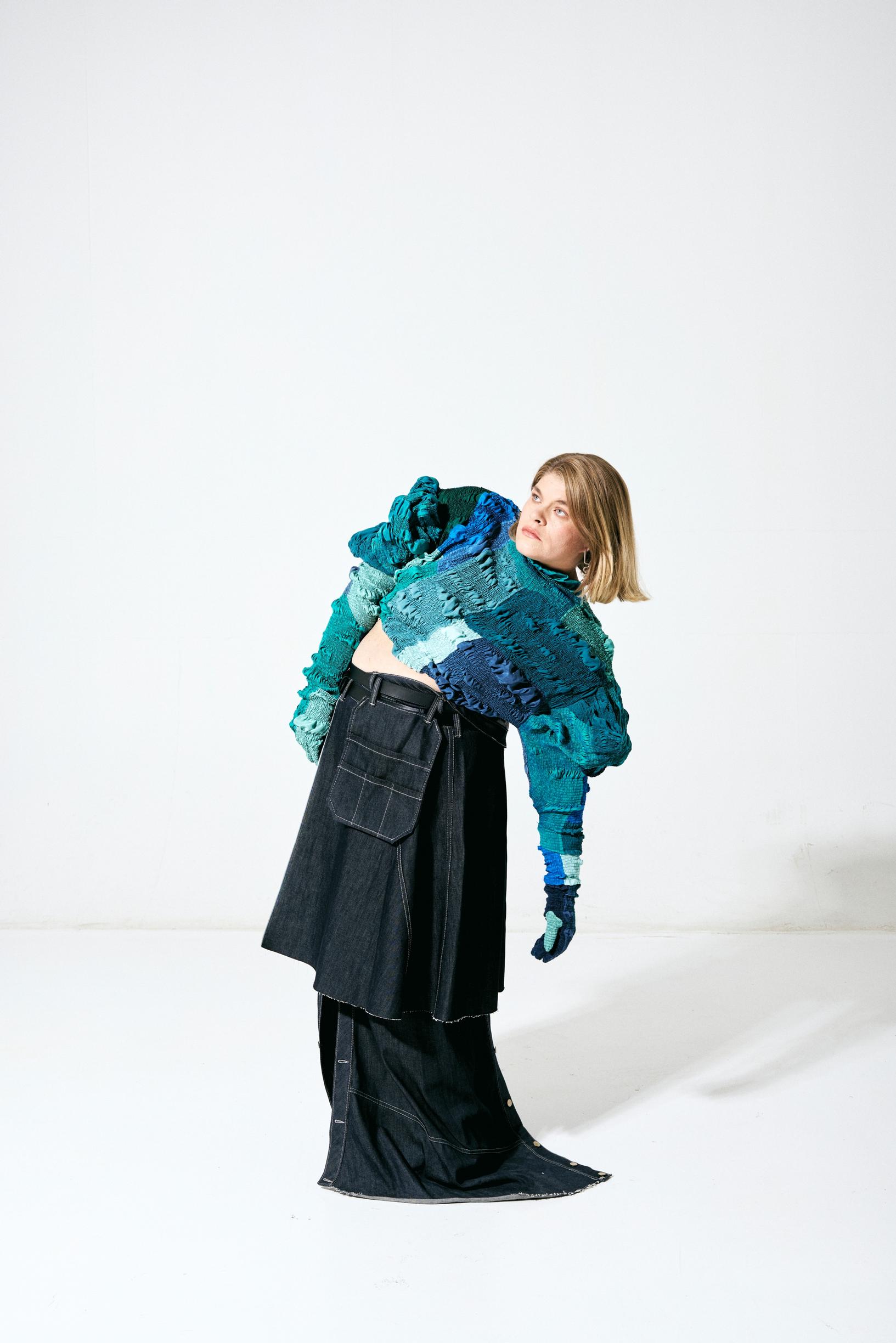 Toppi, hinta tiedusteltaessa, Henna Lampinen. Farkkuhame, hinta tiedusteltaessa, Oliver Saarinen. Korvakorut 430 e, Keski-Pomppu.