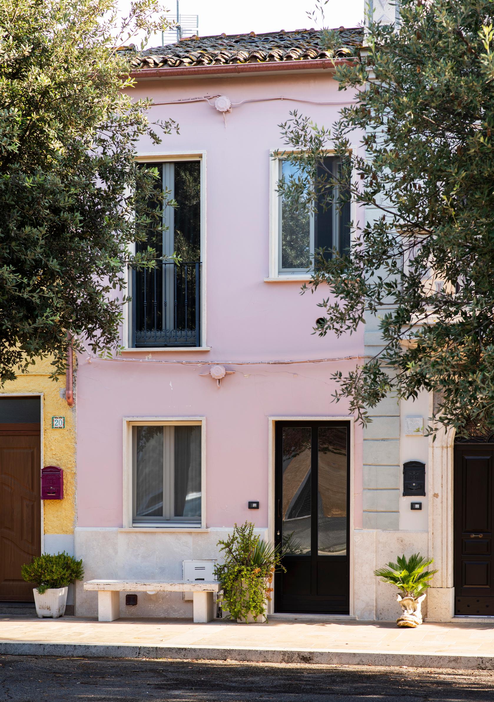 Talo nimettiin Casa Gildaksi aiemman asukkaan mukaan. Alakerran vasemmanpuoleinen ikkuna ja yläkerran ranskalainen parveke avattiin remontissa. Penkki on Carolan piirtämä ja paikallisen marmoristin valmistama. Taloon tehtiin sokkeli travertiinista, joka suojaa maalipintaa.