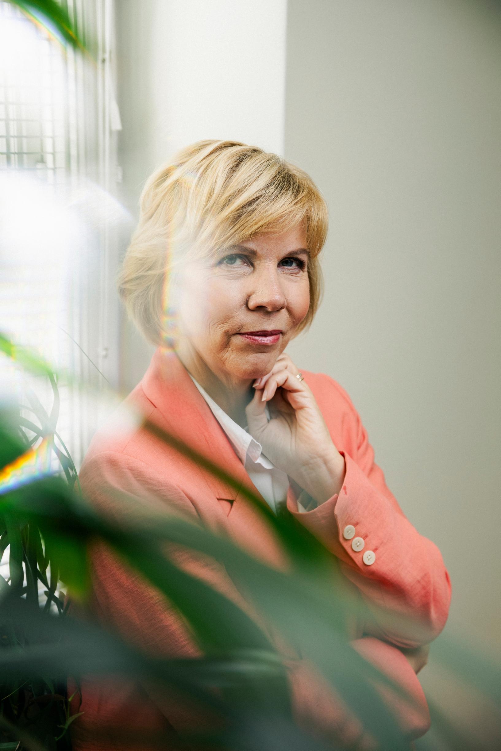 Anna-Maja Henriksson on ollut 17 vuotta kansanedustaja ja kahdeksan vuotta Suomen ruotsalaisen kansanpuo­lueen puheenjohtaja. Hänellä on tapana sanoa, että hänen silmä­lasinsa ovat kaksikieliset.