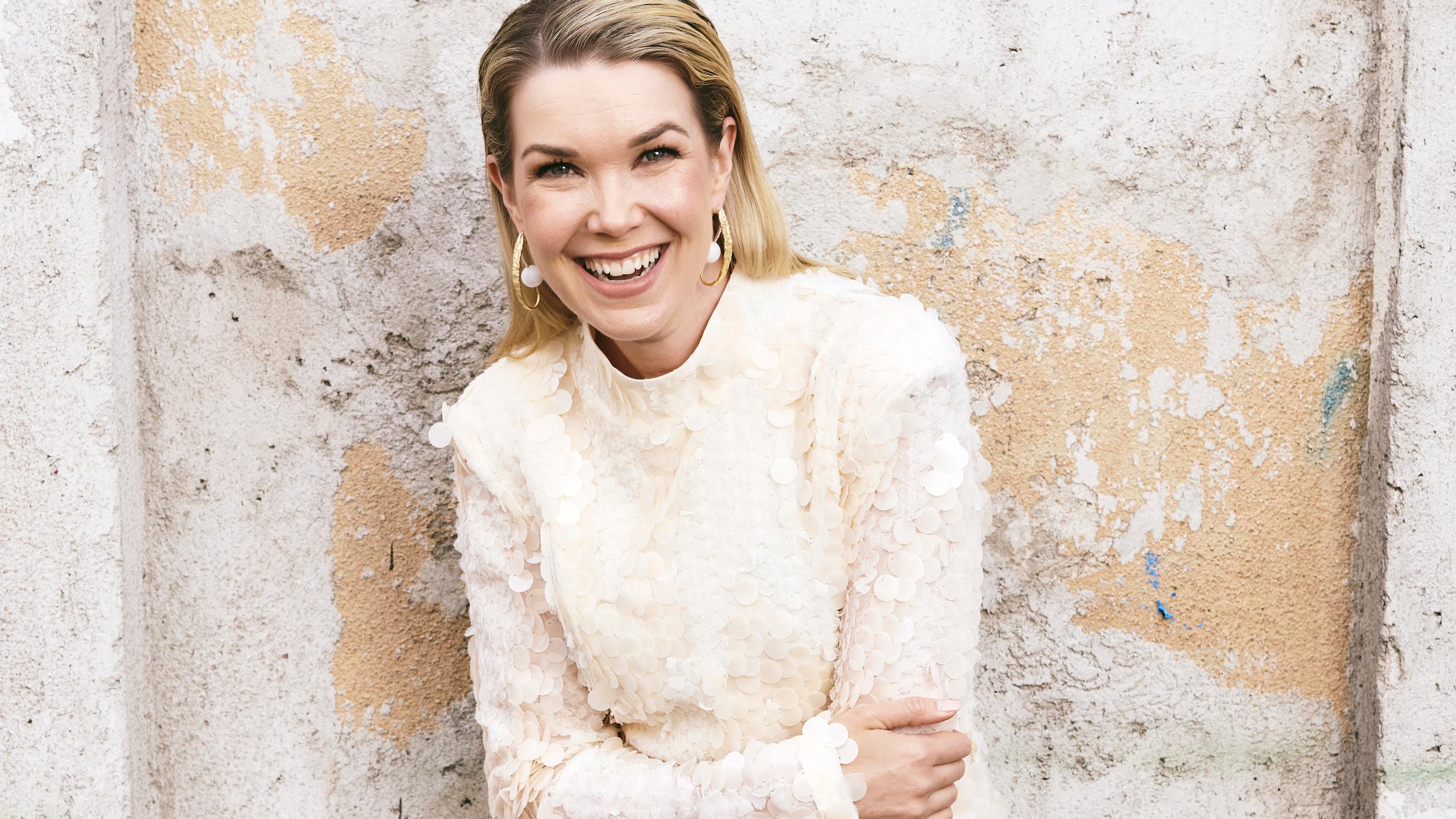 6 helppoa asuideaa juhliin – tältä ihanat yhdistelmät näyttävät Tuija Pehkosen päällä