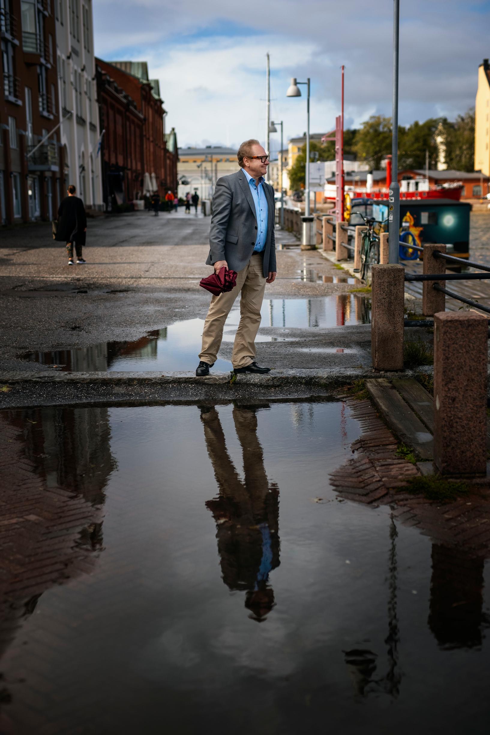 ”Äidin kuolemaan liittyy myös itsekkäitä ajatuksia. Oli ravisuttavaa ymmärtää, ettei kukaan muu ole tuntenut minua yhtä kauan kuin hän”, Jari Tervo kuvailee.