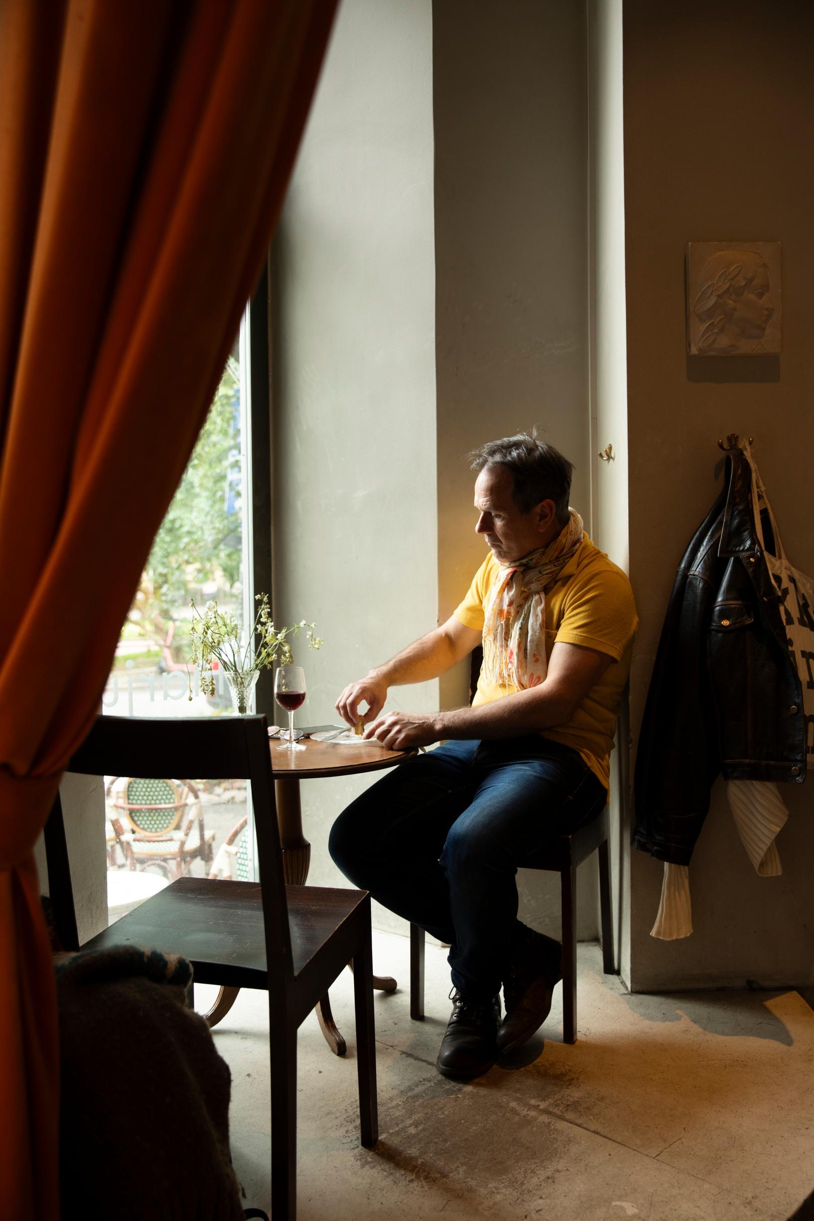 Terapiassa Robin ei ole käynyt, mutta on lukenut mielenterveyteen liittyviä kirjoja. Neil Hardwickin masennuksestaan kirjoittama Hullun lailla on Robinin suosikki.