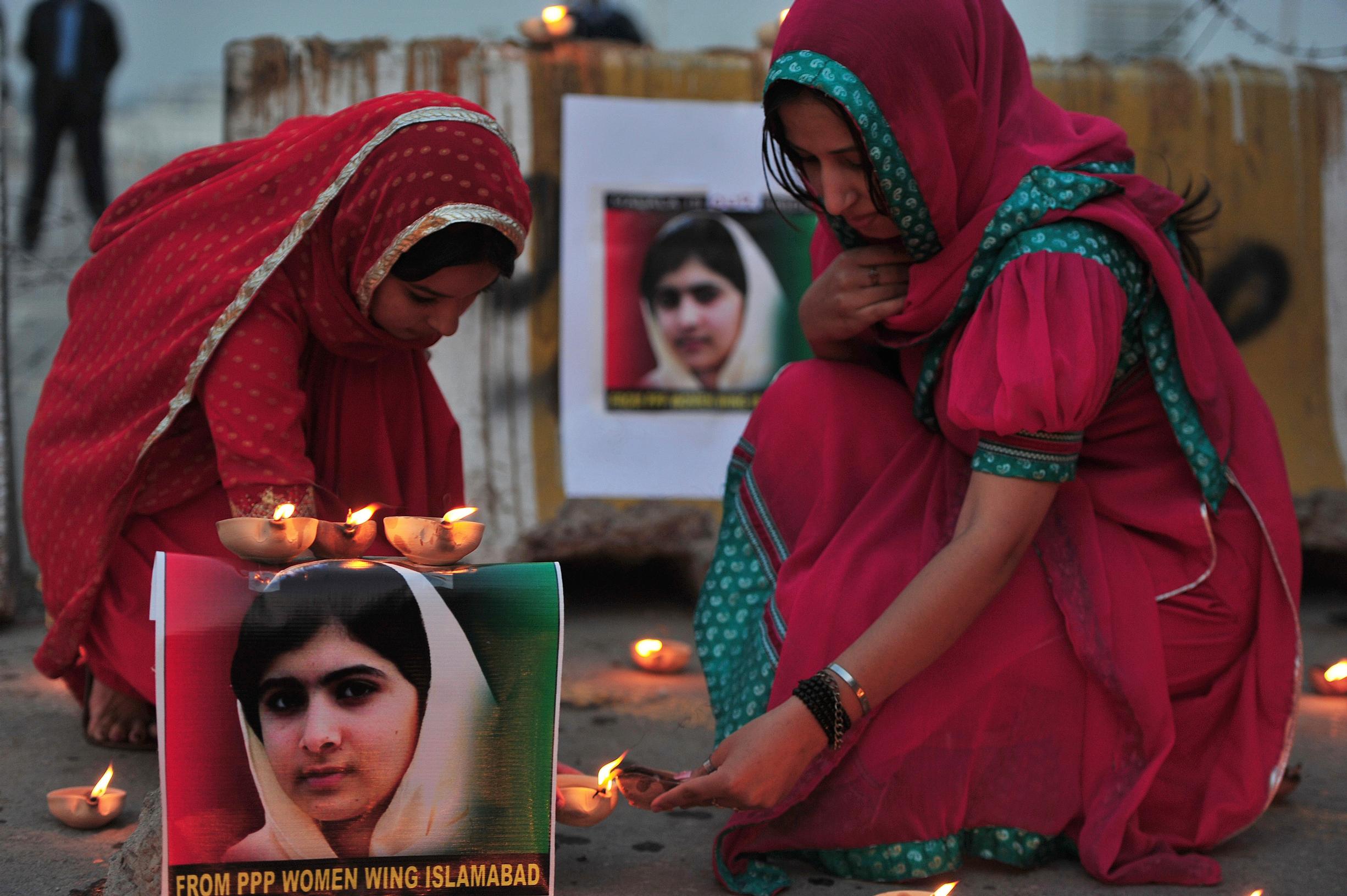 Pakistanin pääkaupungissa Islamabadissa muistettiin Malalaa kuukausi hänen murhayrityksensä jälkeen.  