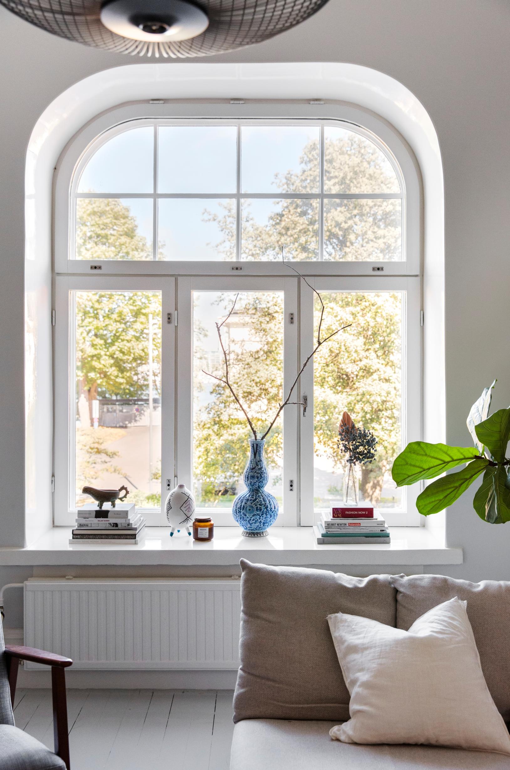 Kun pariskunta osti asunnon, valintaan vaikuttivat eniten kauniit ikkunat ja niistä pilkottava meri. ”Sisätilat voi remontoida, maisemaa ei.” Ikkunalaudan esineet ovat muistoja Hongkongin ja Madridin reissuilta..