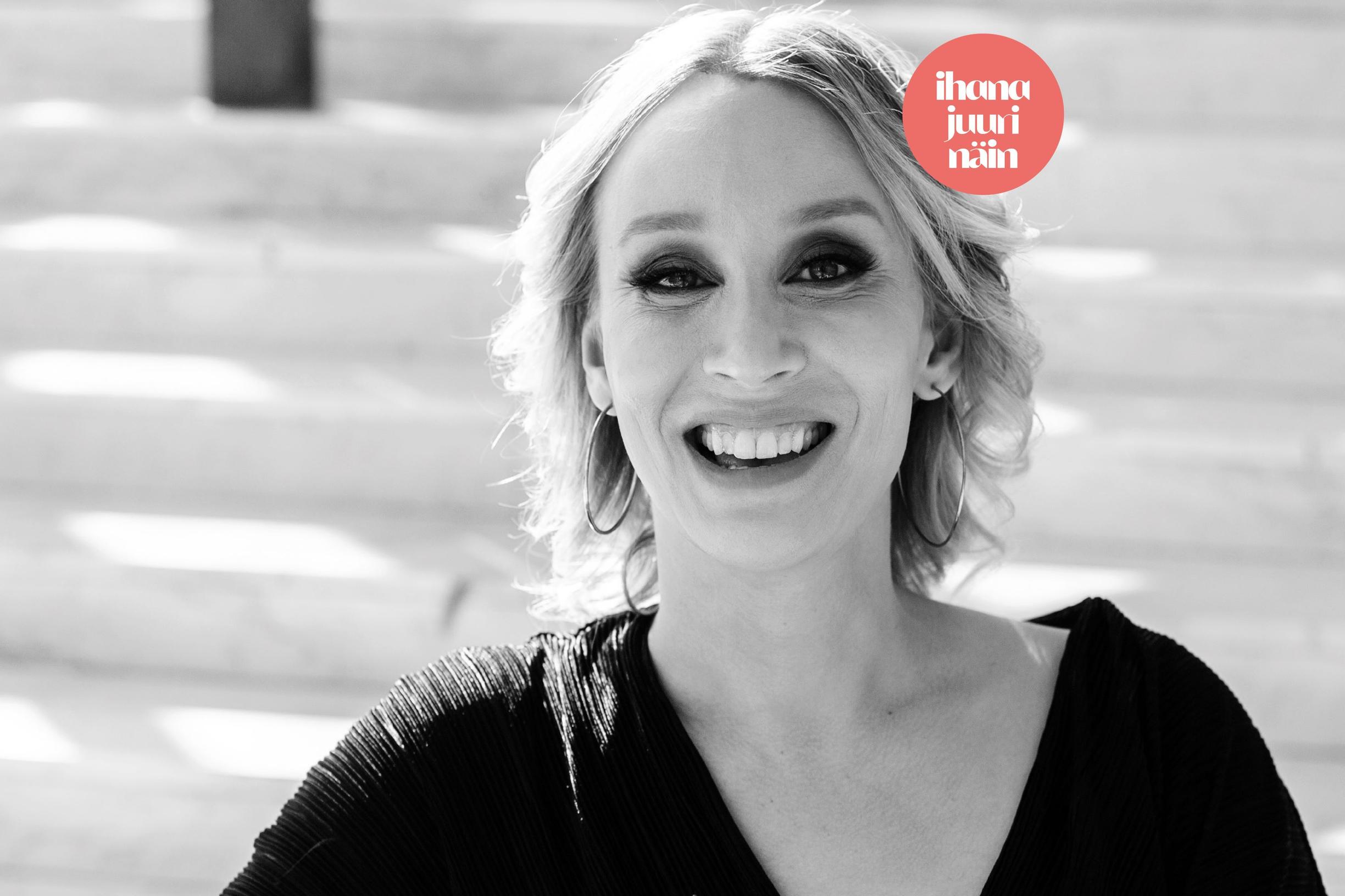 Clarissa Jäärni ajatteli kauan, että naiseuden ilmaiseminen on kauheinta, mitä hän voi tehdä: ”Isä kantoi minulle sitkeästi pikkuautoja”