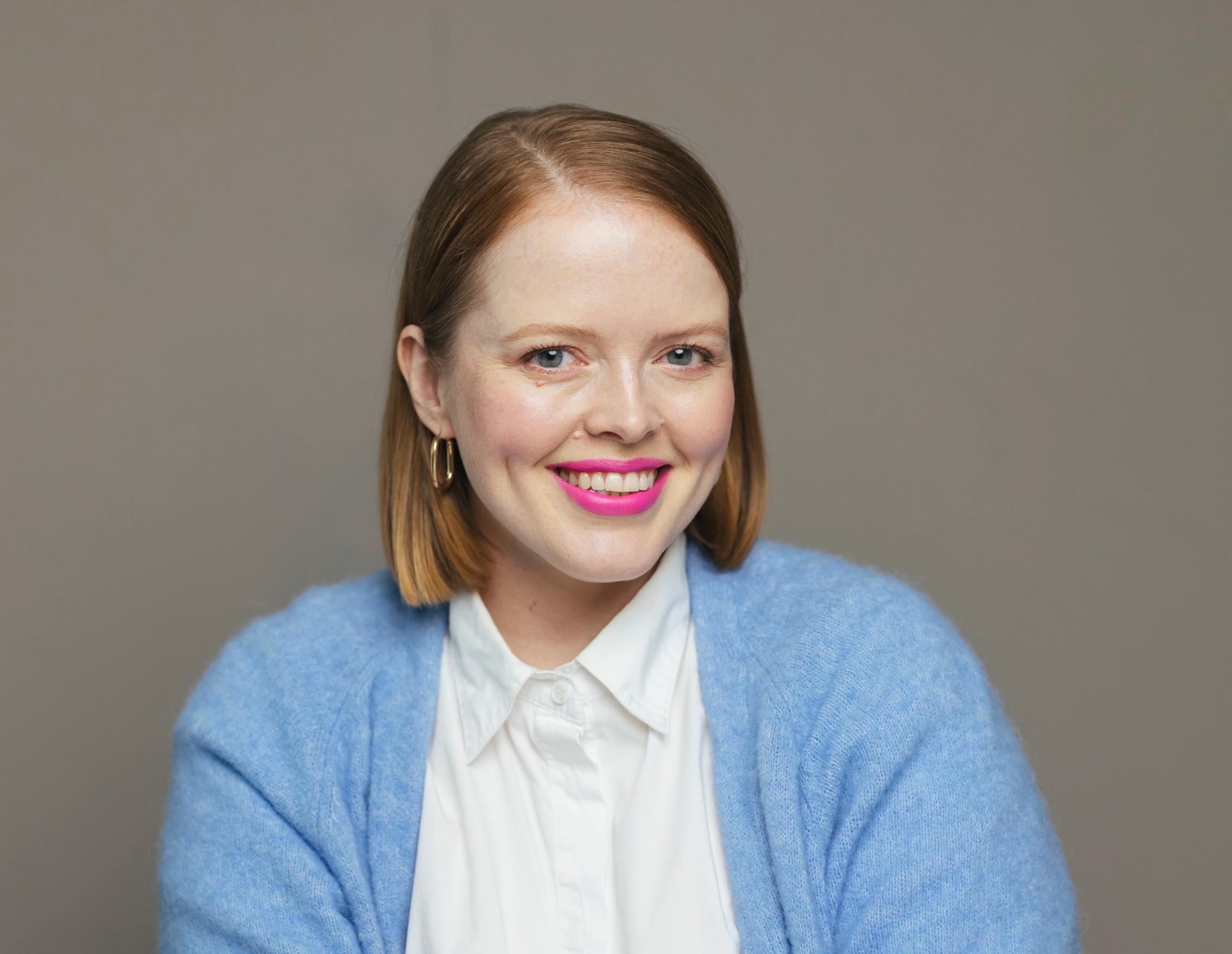 Miten syntyy oikeasti kestävä meikki? Katso meikkaaja Essi Kylmäsen vinkit videolta!