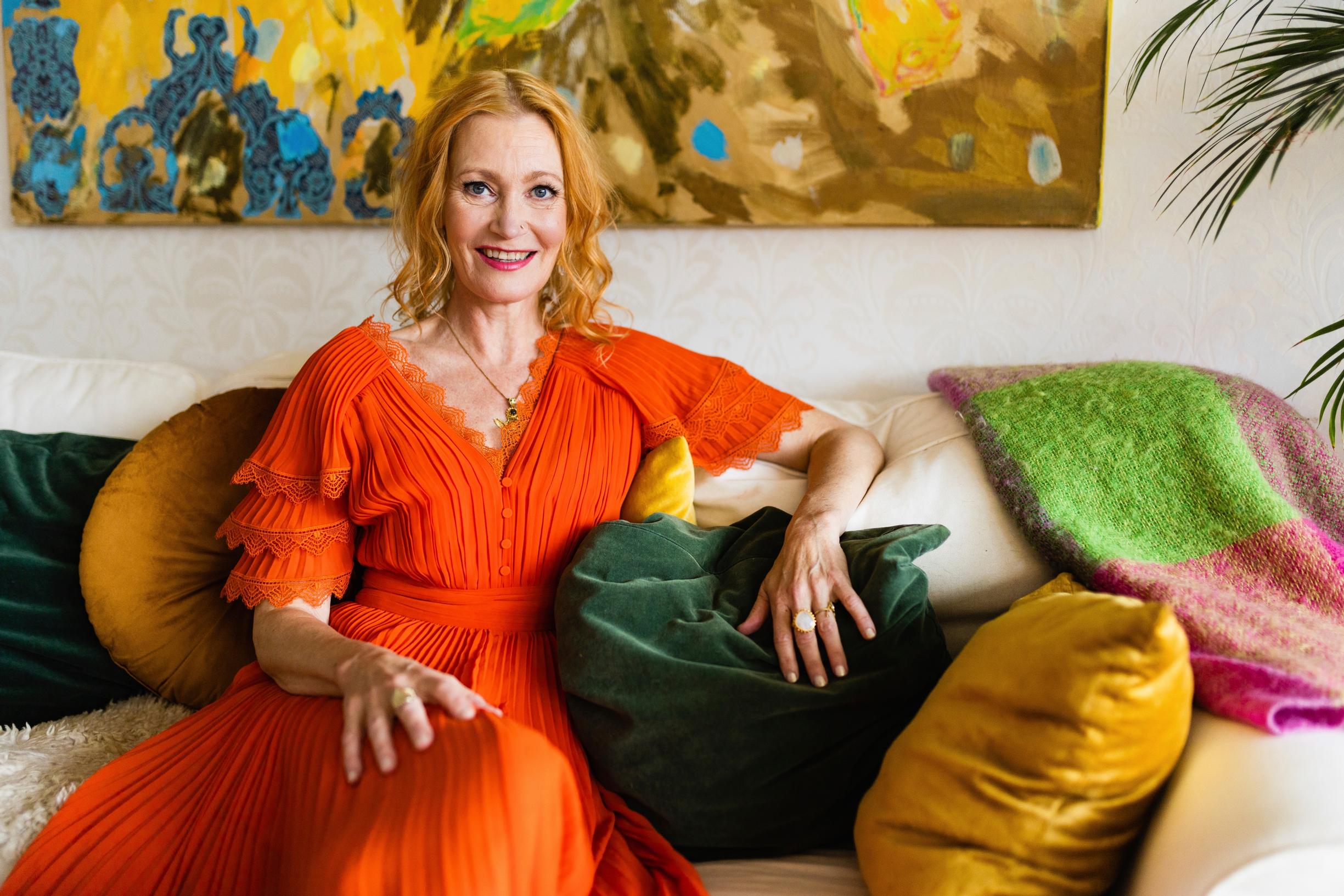 Kirsti Kuosmanen, 60, erosi vaihdevuosien syvimmässä kuopassa – vaikea vaihe vapautti eroottisen elinvoiman: ”Olen seksuaalisempi kuin koskaan”