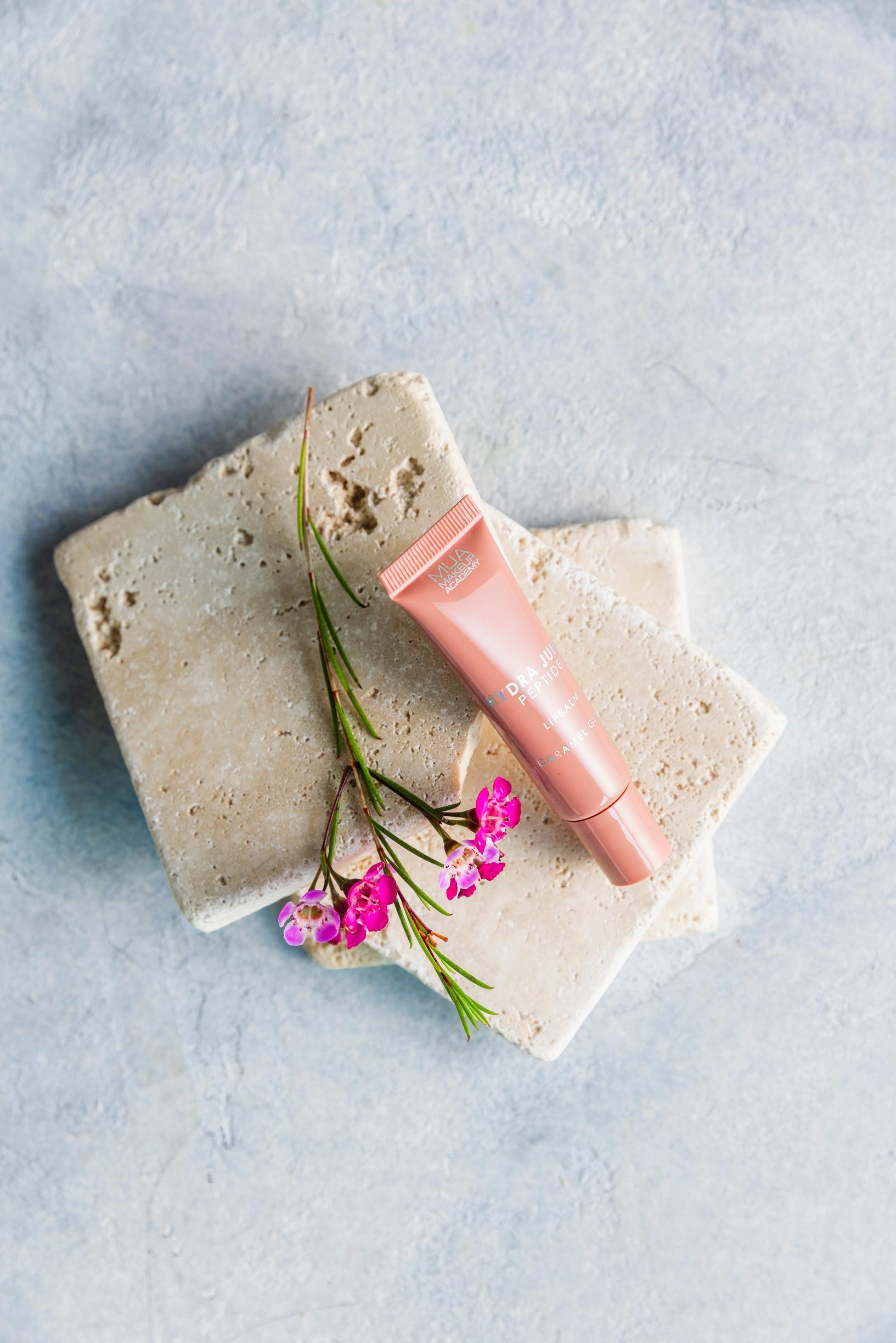 MUA Make Up Academy Hydra-Juice Peptide Lip Balm, sävy Caramel Glaze, 3 e.