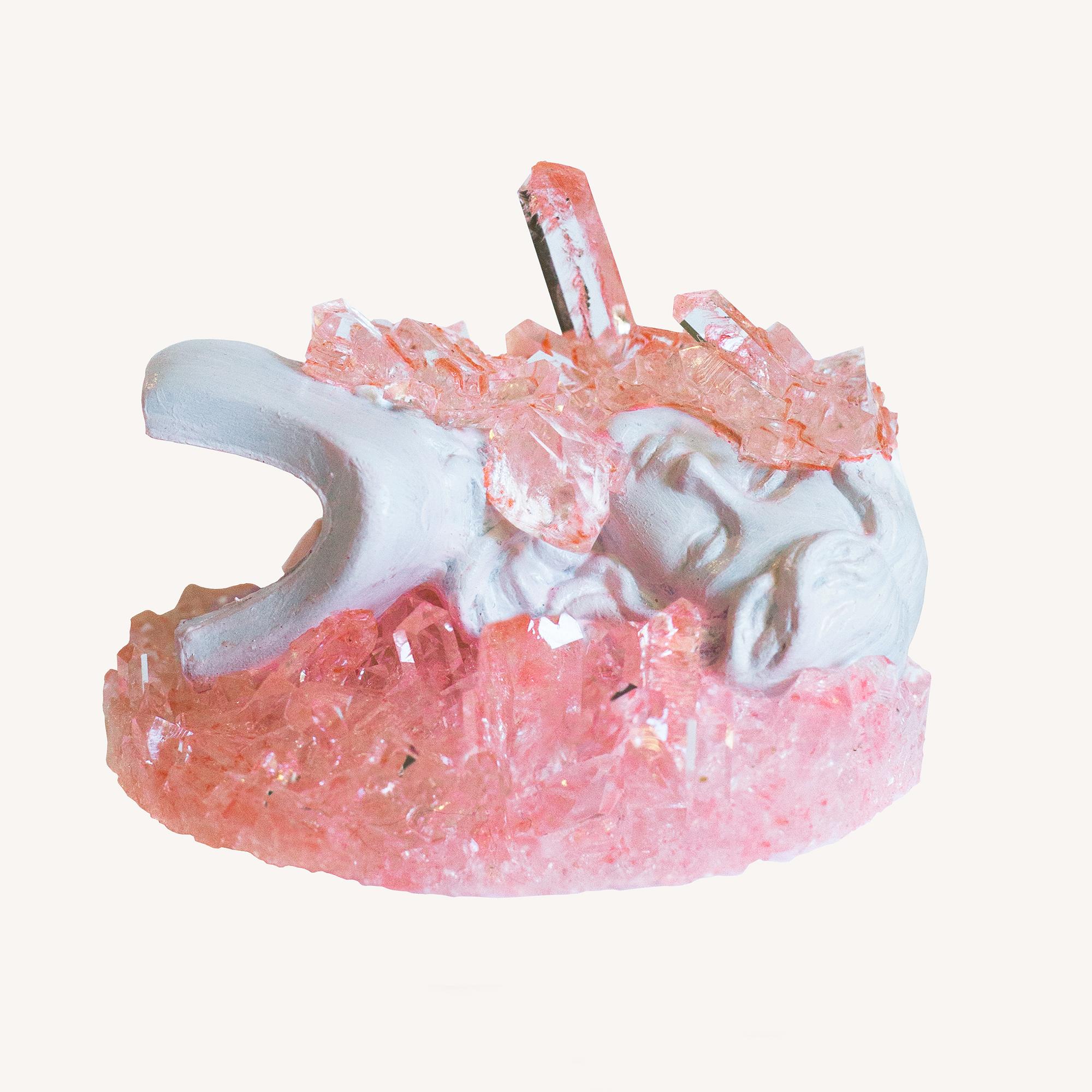 oikealta sydämeltä näyttävä naisveistos