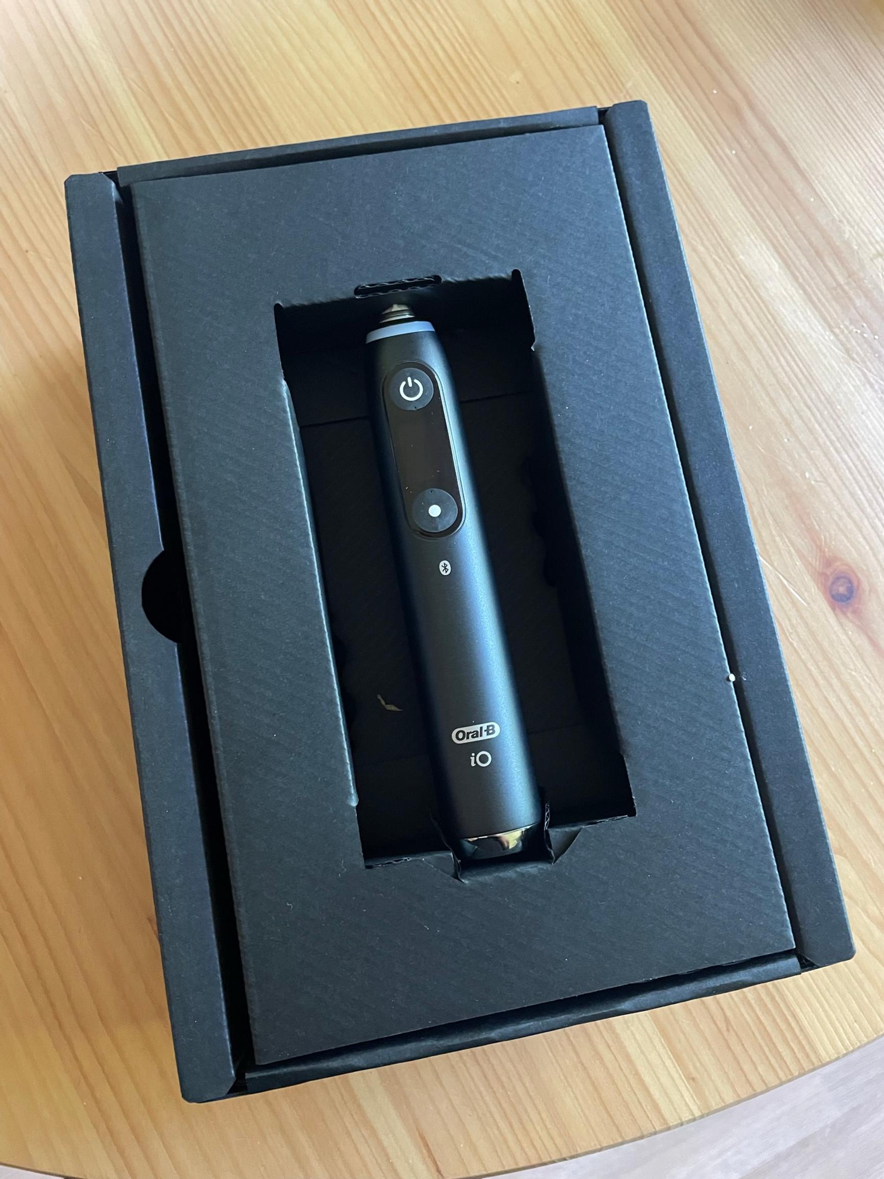 Jo Black Onyx -nimisen mallin mustan laatikon unboxing vihjailee, kenelle tämä on tehty: Teslalla ajelevalle, unta ja liikuntaansa monitoroivalle tehokansalaiselle, joka haluaa kaikilta hankkimiltaan asioilta vähän enemmän.