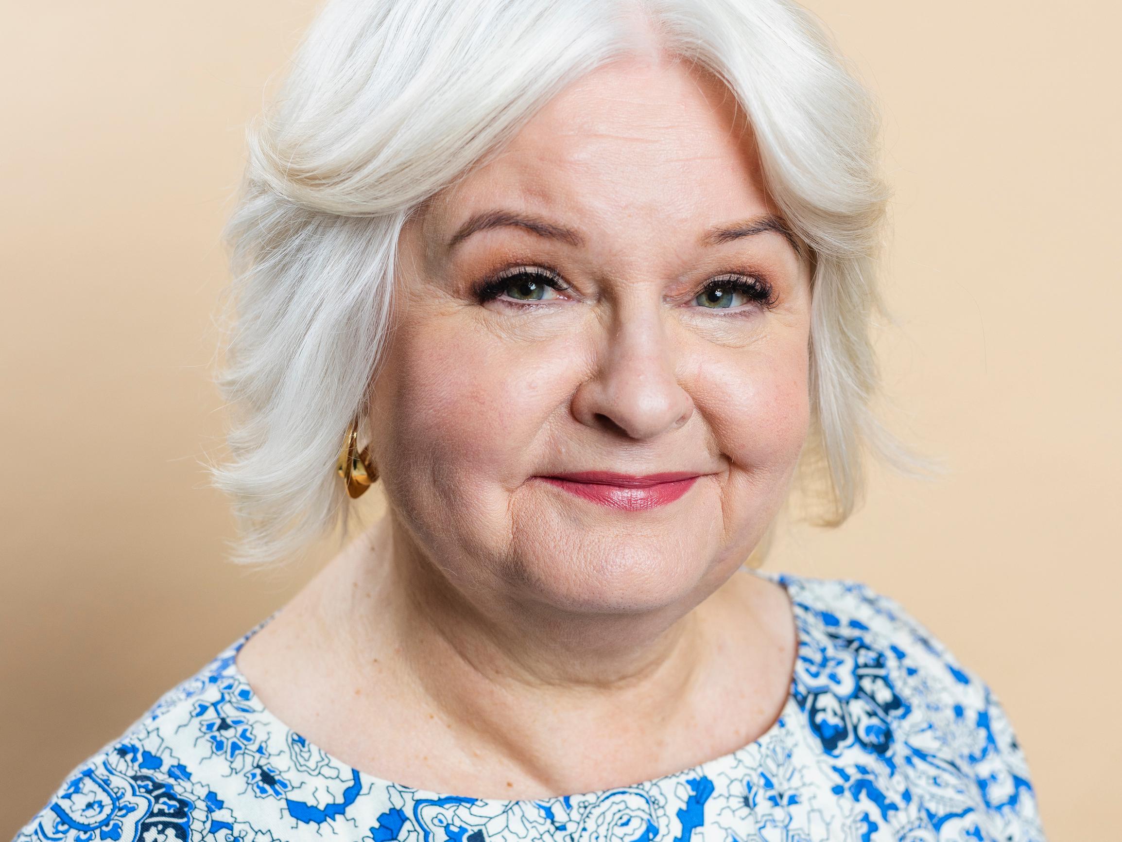 Käytä valokynää näihin kohtiin, jos haluat häivyttää juonteita – Maaret, 61, sai muuttumisleikissä kasvoja kohottavan meikin