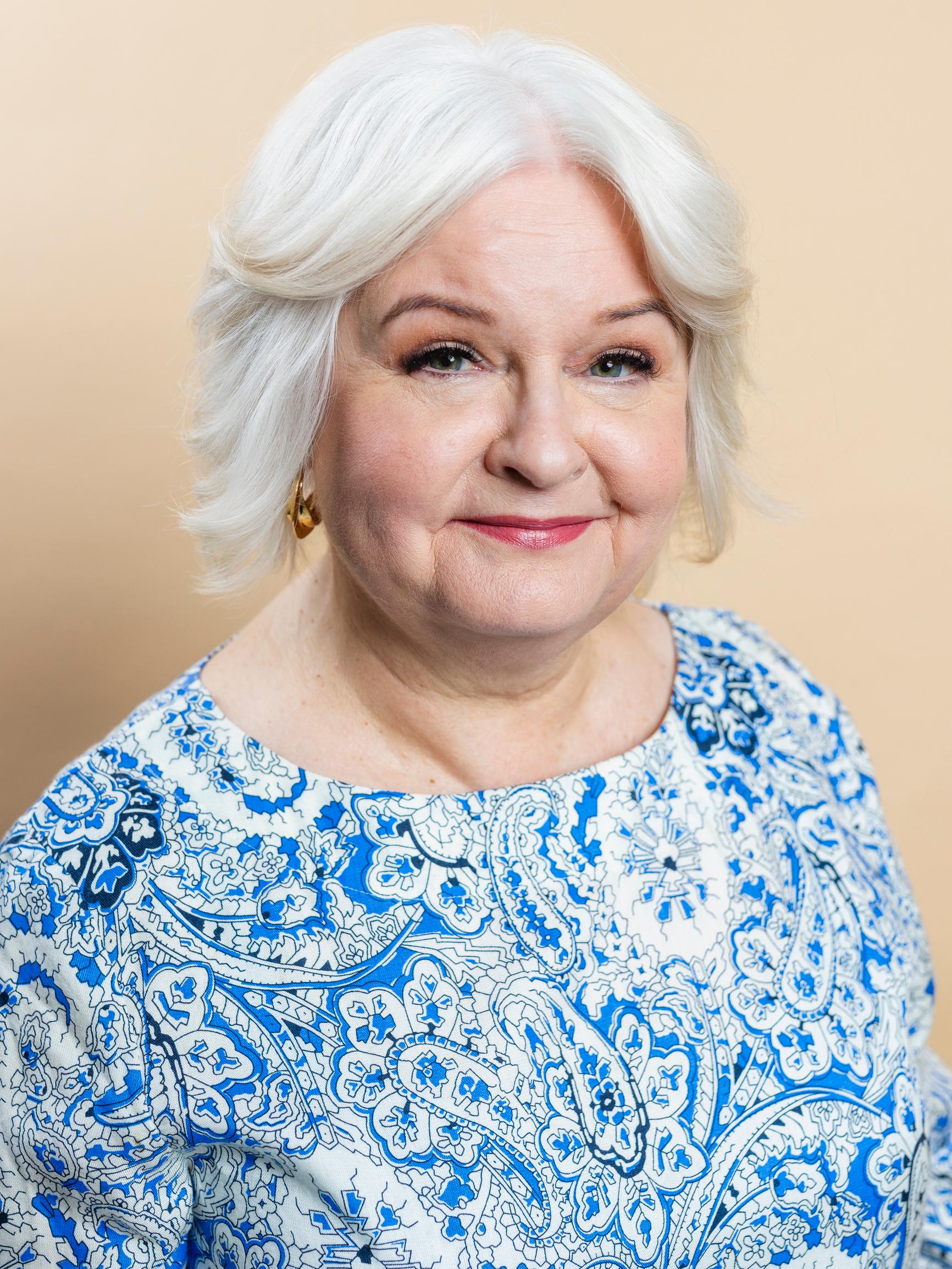 Käytä valokynää näihin kohtiin, jos haluat häivyttää juonteita – Maaret, 61, sai muuttumisleikissä kasvoja kohottavan meikin