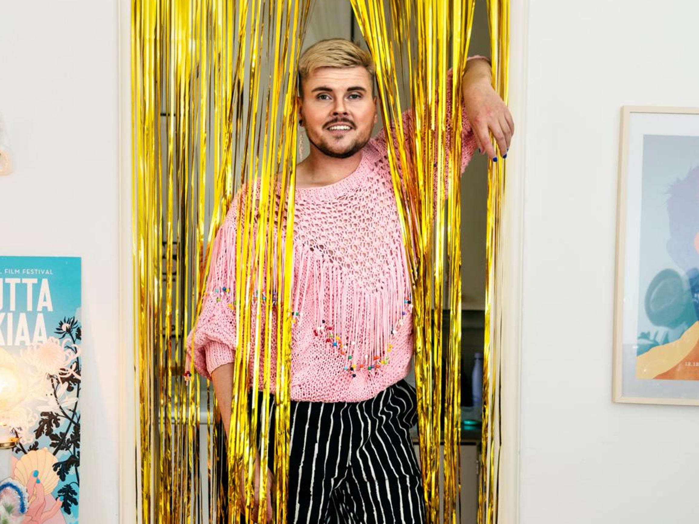 Tältä näyttää somevaikuttaja Eino Nurmiston rönsyilevä koti – Spice Girls -fanitus näkyy useissa yksityiskohdissa