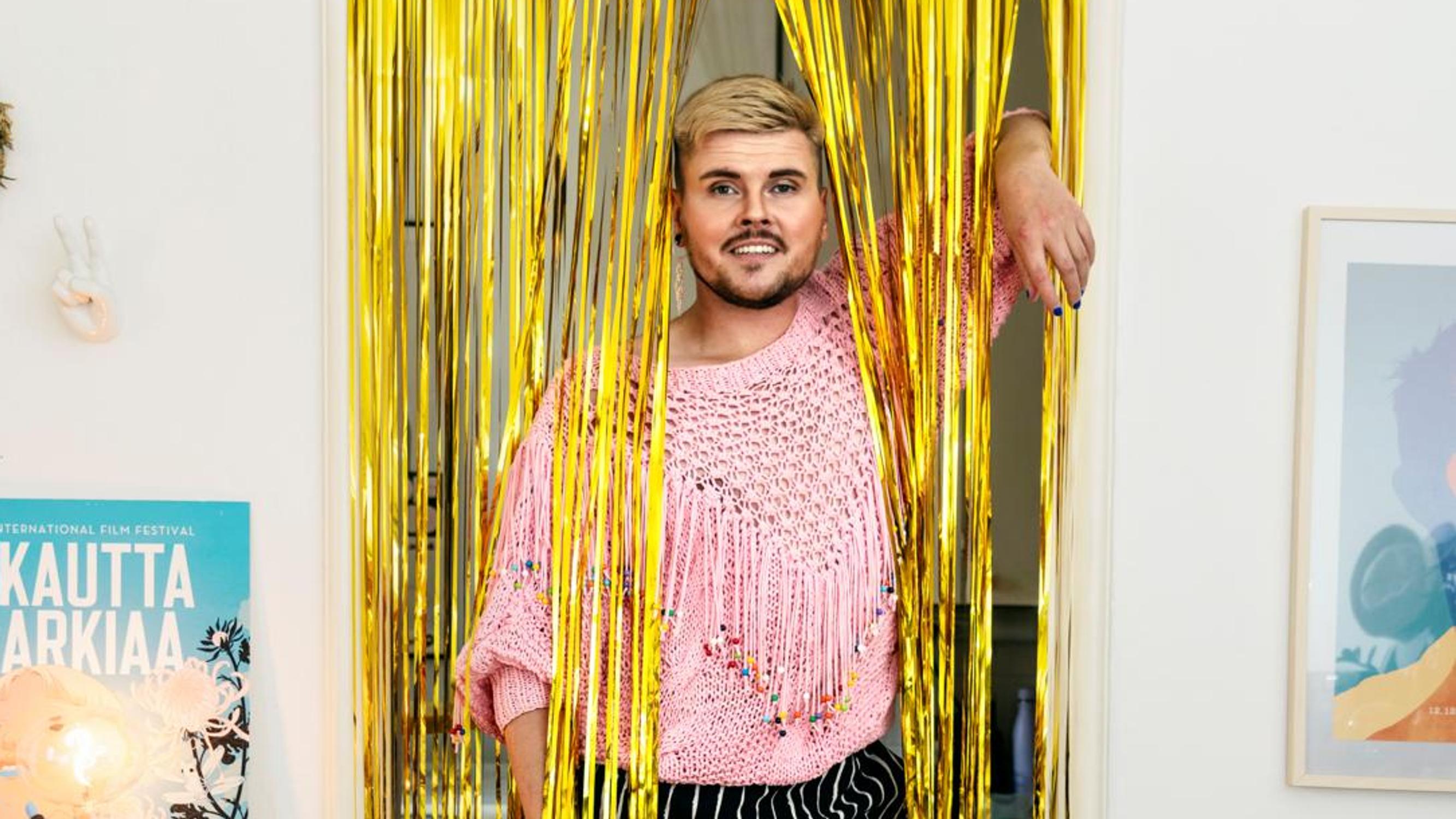 Tältä näyttää somevaikuttaja Eino Nurmiston rönsyilevä koti – Spice Girls -fanitus näkyy useissa yksityiskohdissa