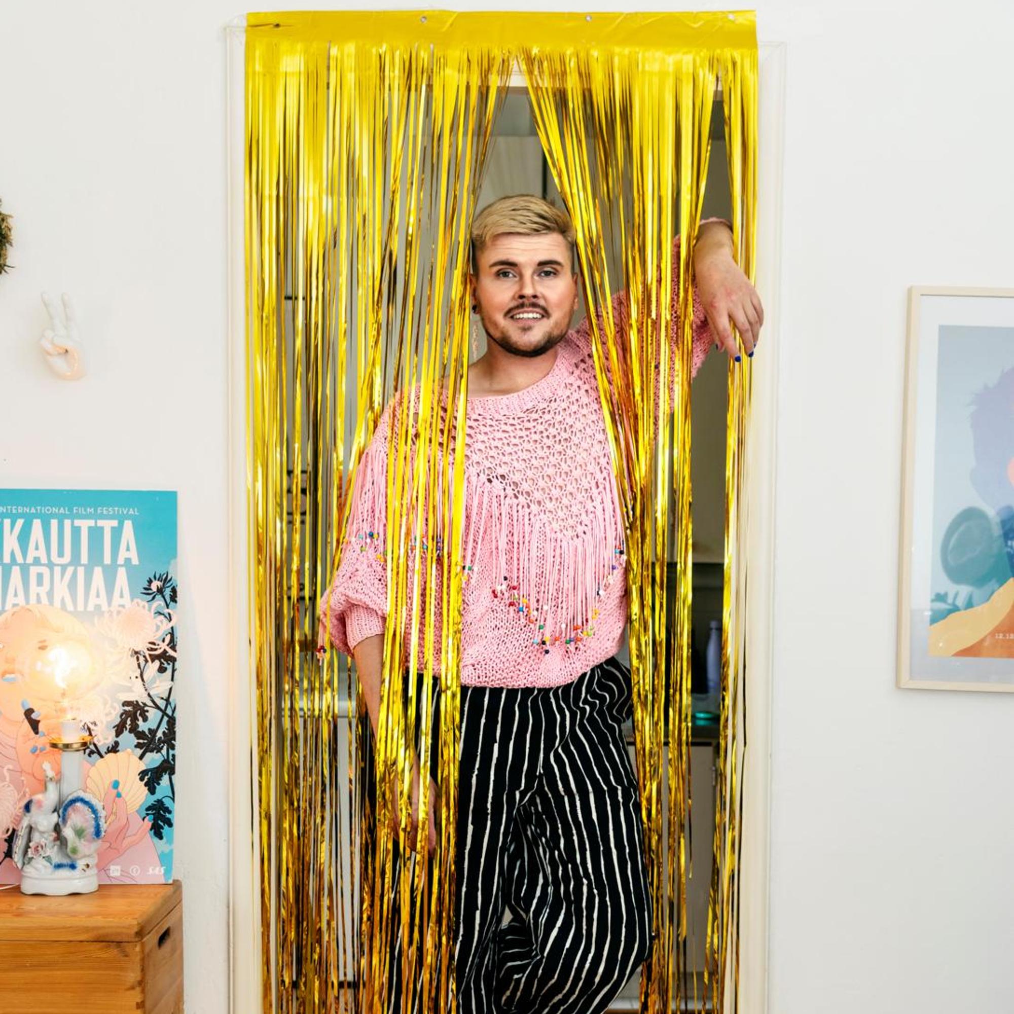 Tältä näyttää somevaikuttaja Eino Nurmiston rönsyilevä koti – Spice Girls -fanitus näkyy useissa yksityiskohdissa