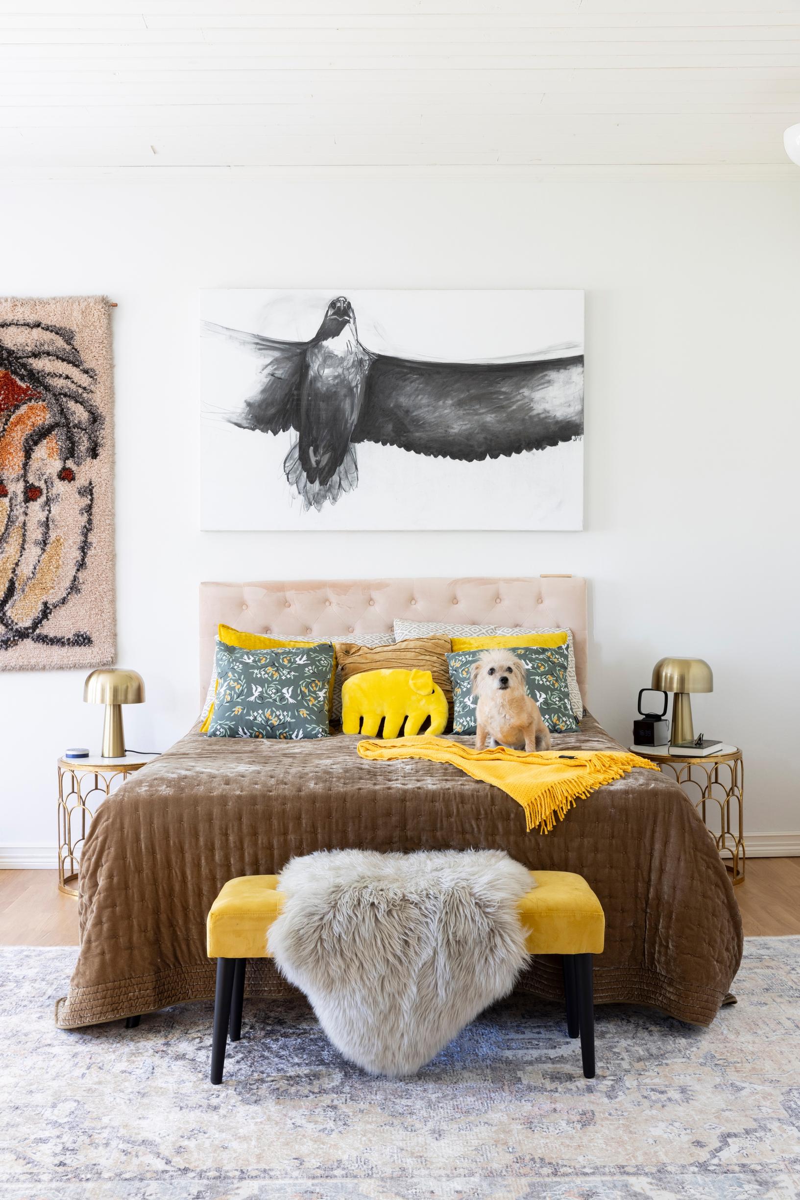 Minnan ja Jukan makuuhuone on alakerrassa talon kulmassa. Viivi Varesvuon maalaus muistuttaa Minnan lempieläimestä merikotkasta.