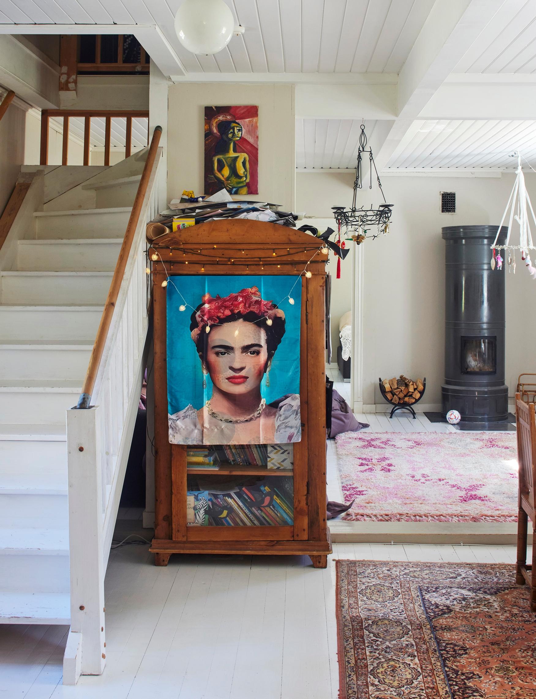 Ria on hankkinut kotiin useita vanhoja mattoja kierrätyskeskuksesta, mutta olohuoneen pönttöuunin edessä oleva löytyi uutena verkkokaupasta. Talvisin perhe kokoontuu usein pönttöuunin luo. Kattokruunun koristeita Ria on ostanut kiertäessään esiintymässä kollegansa Minna Kivelän kanssa.