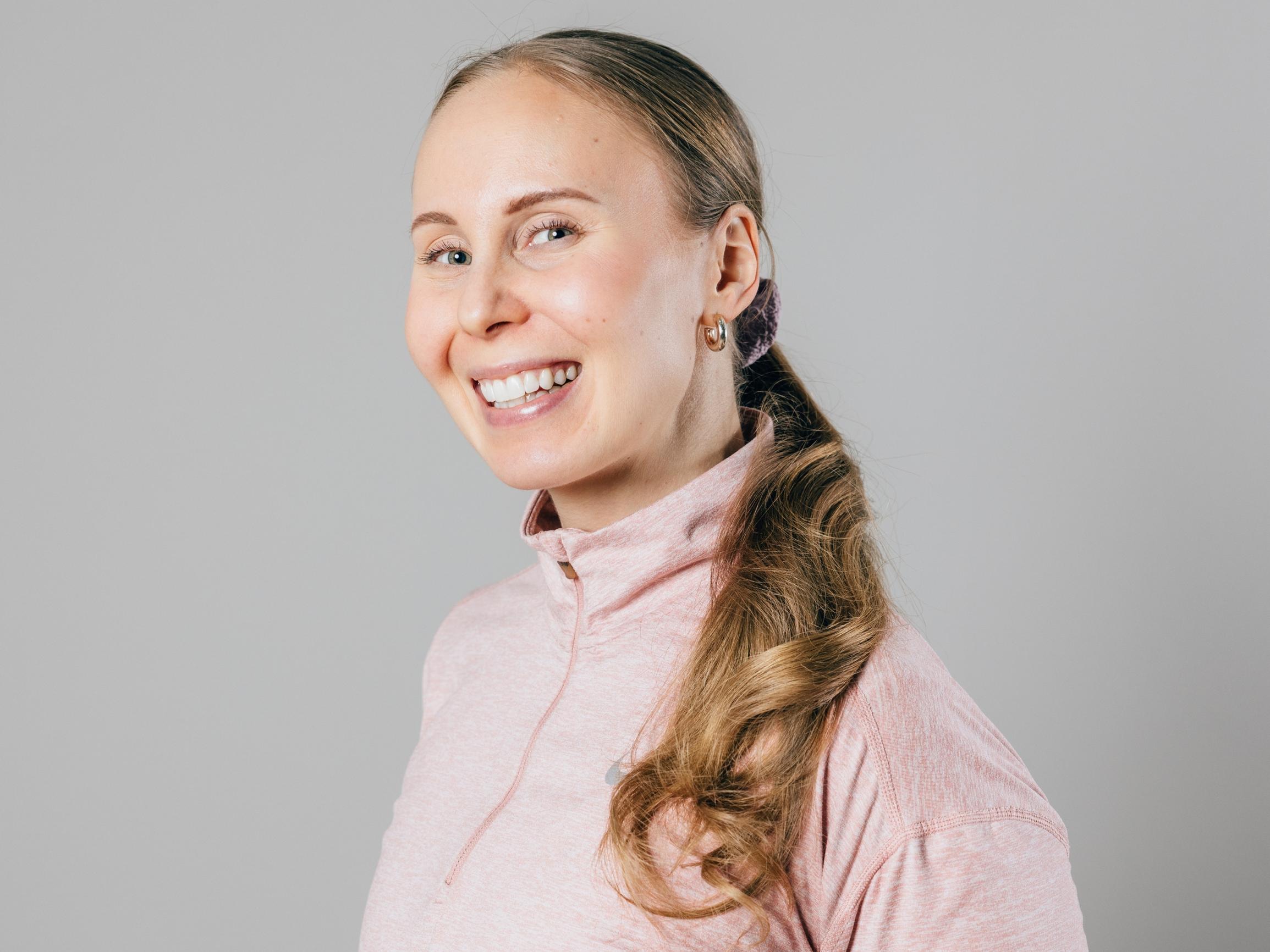 Helpota päänsärkyä näillä 5 simppelillä liikkeellä – fysioterapeutti näyttää myös kireyksiä poistavan leukahölkän