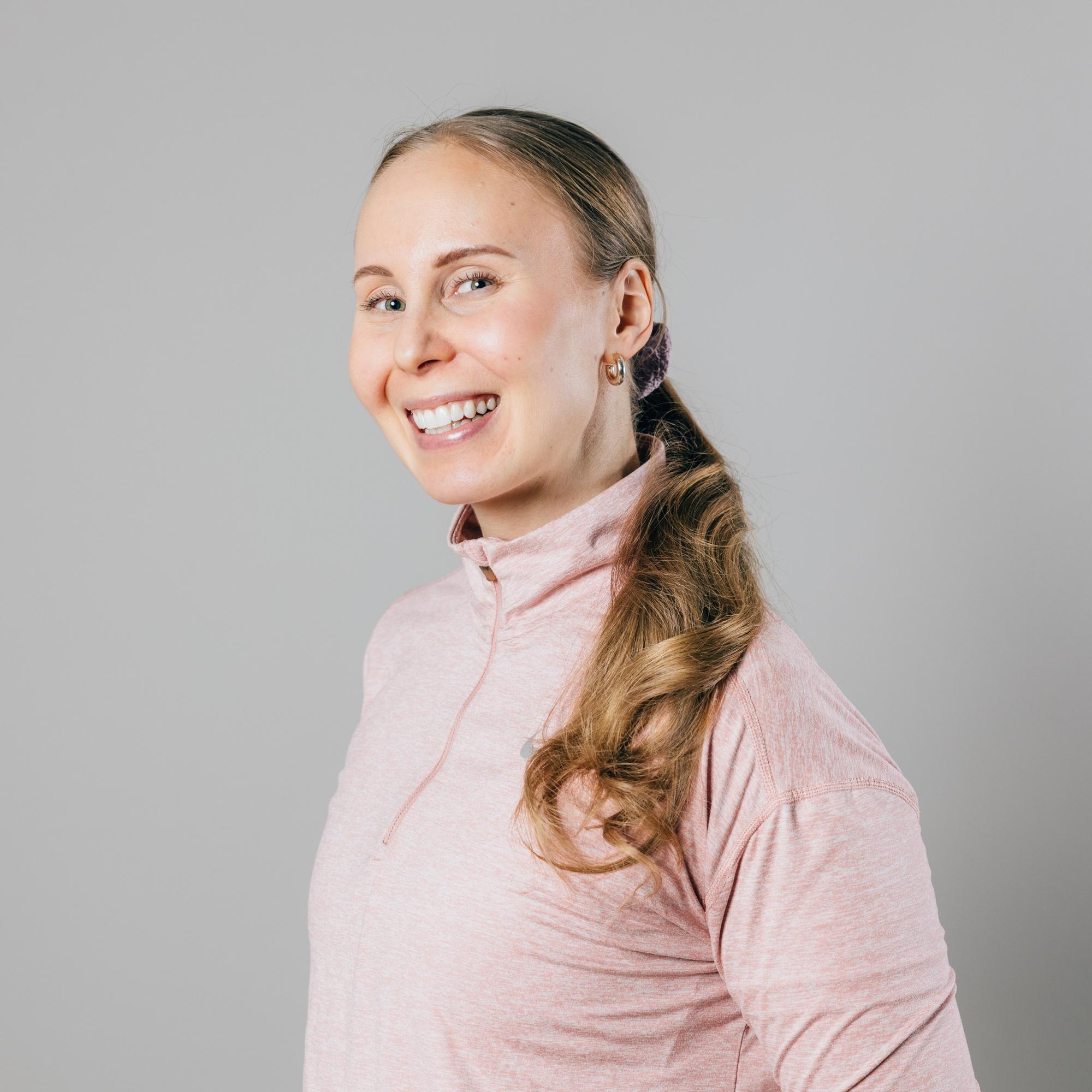 Helpota päänsärkyä näillä 5 simppelillä liikkeellä – fysioterapeutti näyttää myös kireyksiä poistavan leukahölkän