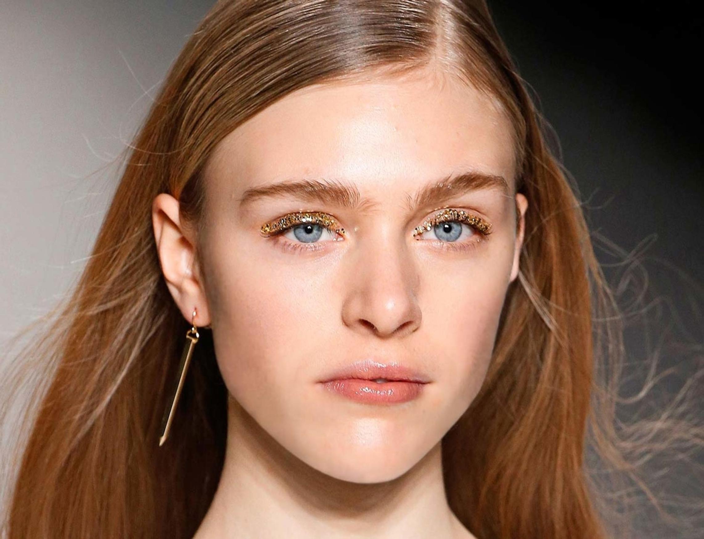 Tee hillitty glittermeikki