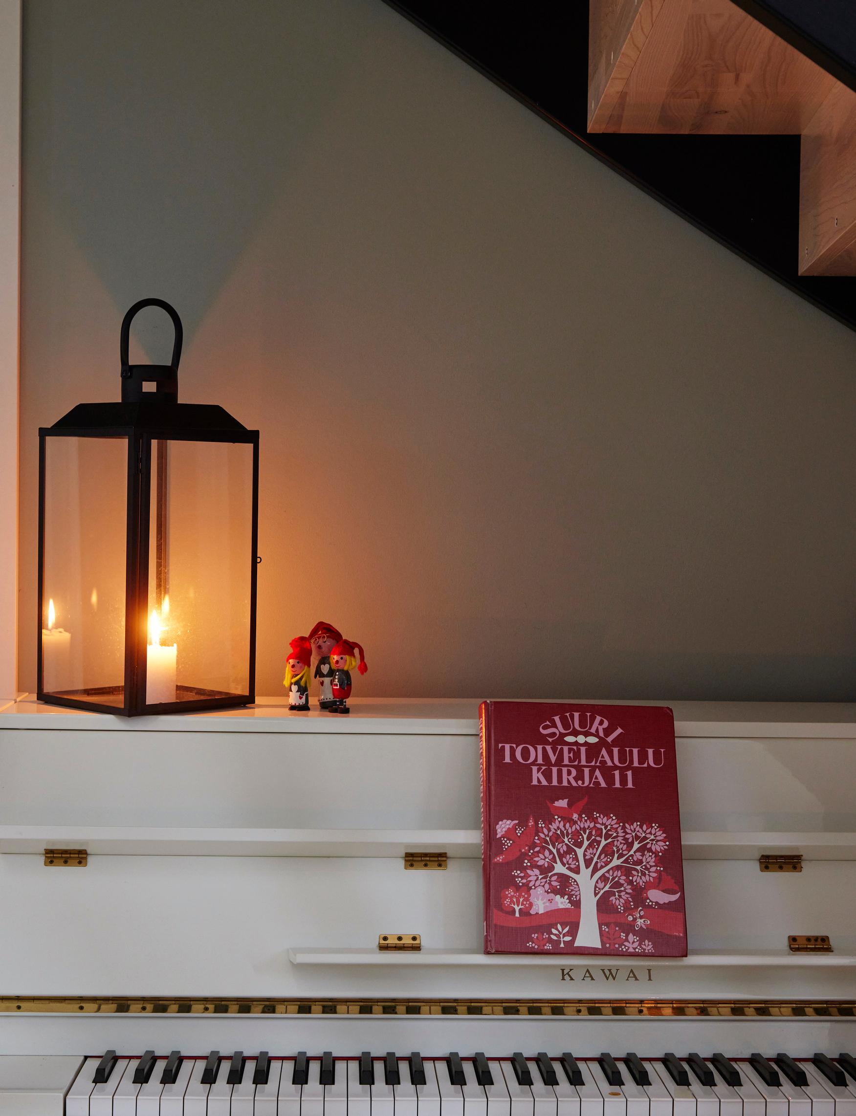 Hannele sai pianon jo lapsena isältään. Se on kulkenut kodista toiseen. Lilla Hyggessä piano on toistaiseksi eteisessä portaiden alla.