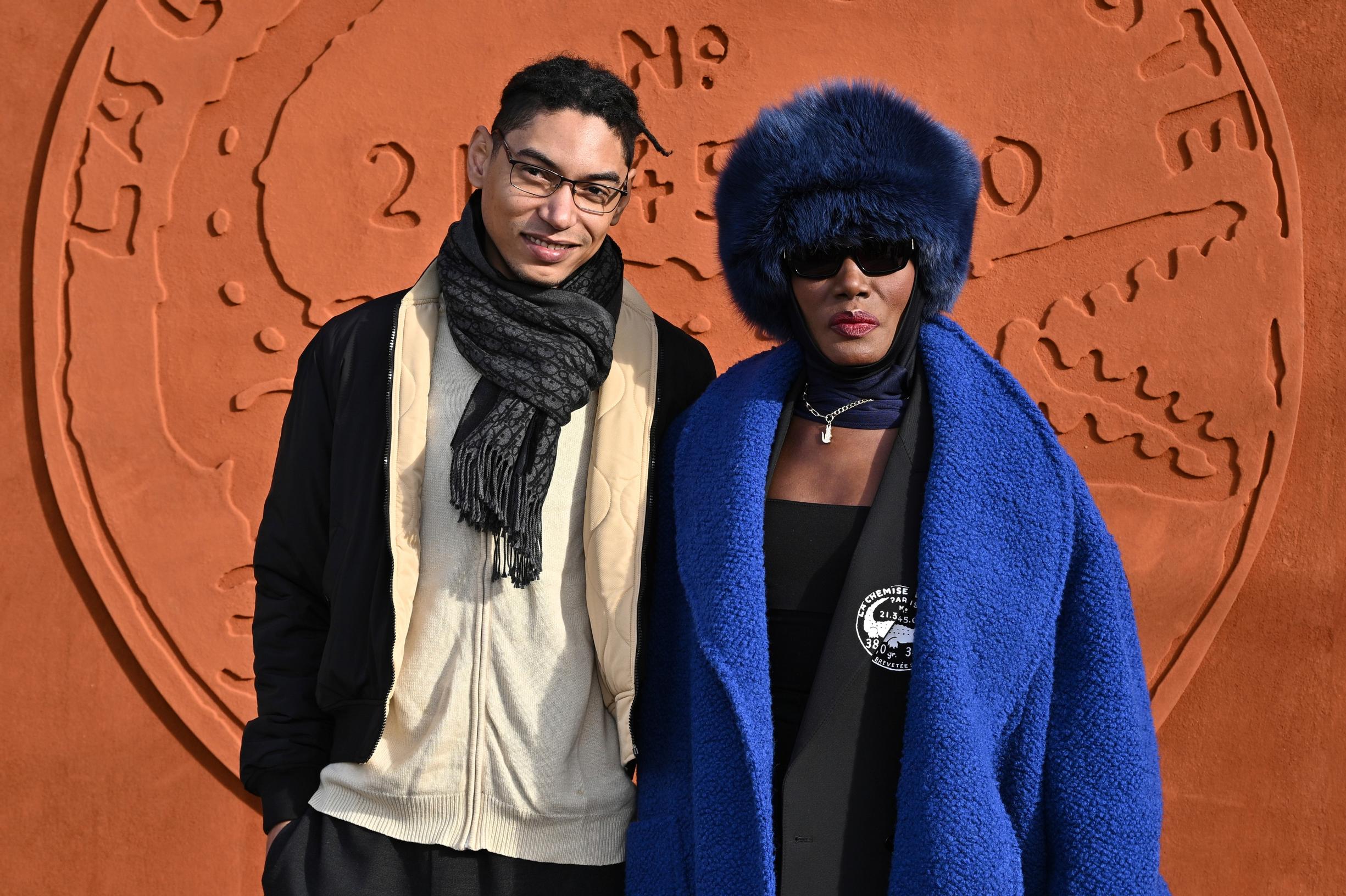 Grace ja hänen poikansa Paolo Goude vierailivat Pariisin muoti­viikoilla marraskuussa 2024.