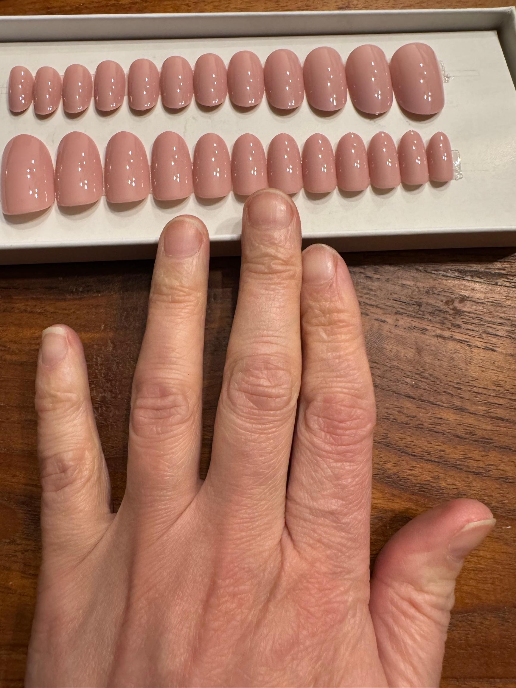 Paketissa on 30 kynttä ja kokeilemalla löytää joka sormeen oikeankokoisen tekokynnen.