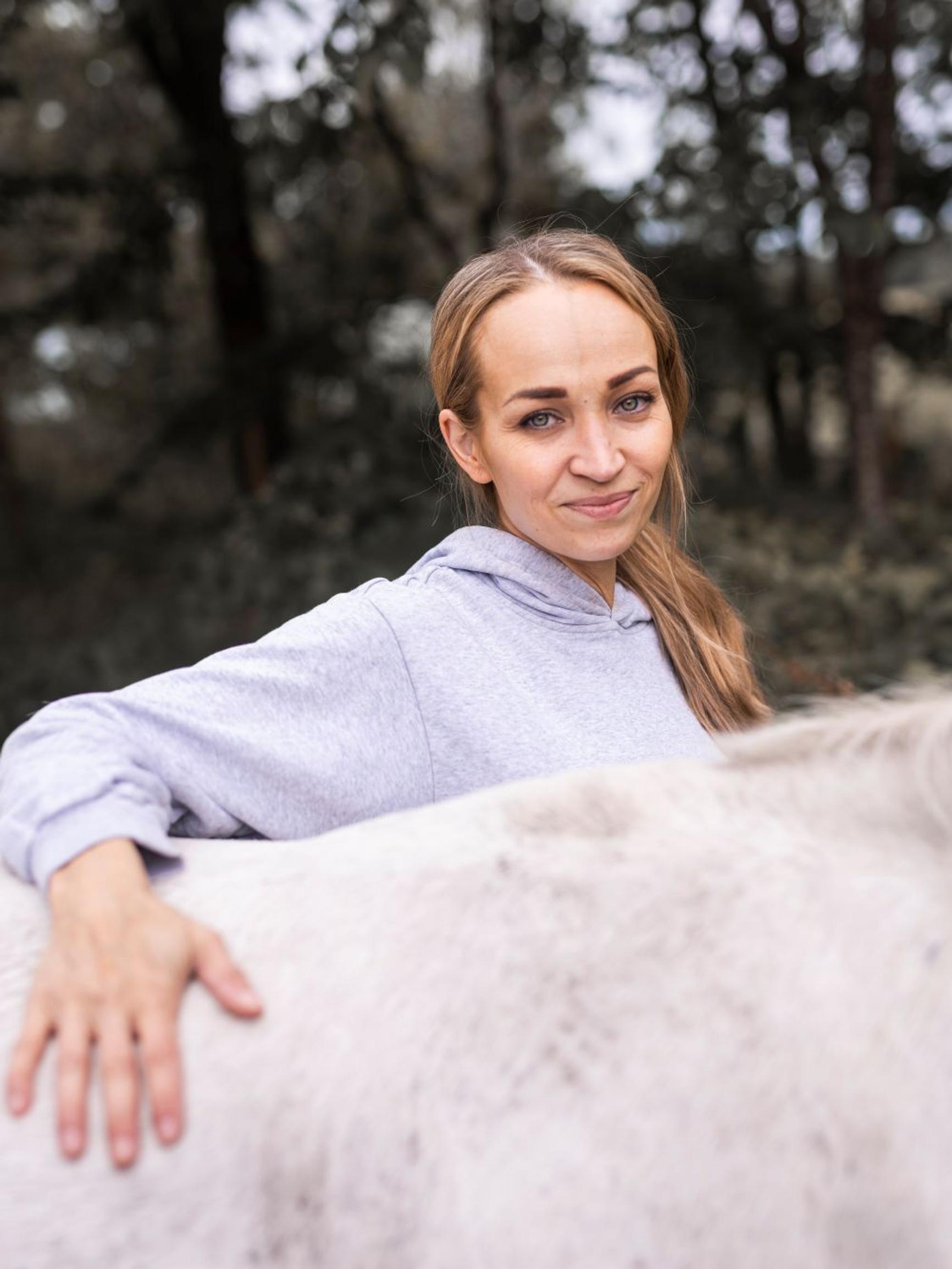 Jennin, 40, hermosto kävi ylikierroksilla – yhtäkkiä hänet kiidätettiin saunanlauteilta sairaalaan: ”Ehdin jo suunnitella hautajaiseni”