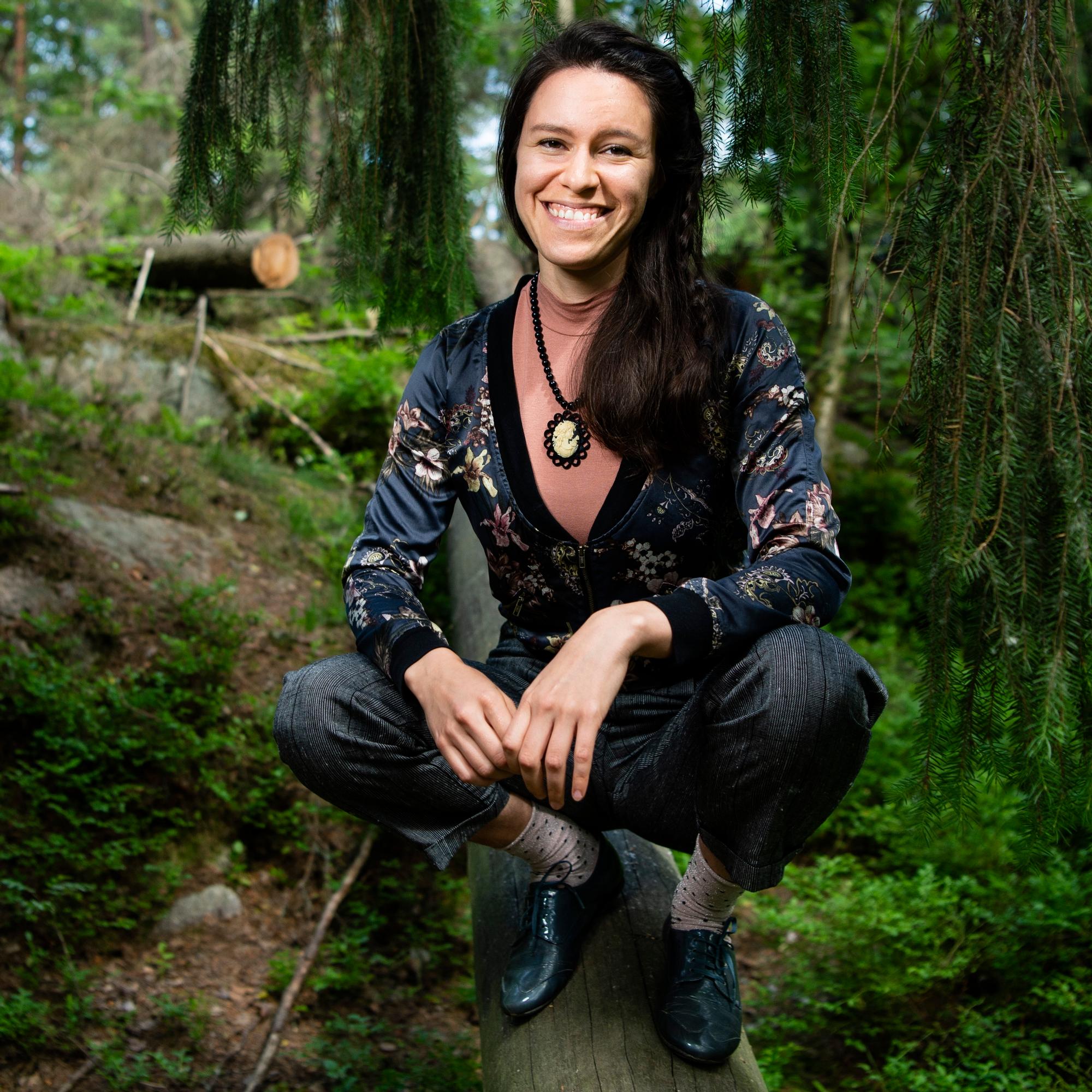 Kirjailija Siiri Enoranta pitää siitä, kun kirjallisuus satuttaa häntä: ”Saan turvallisesti kokea yksinäisyyttä ja sydänsuruja”