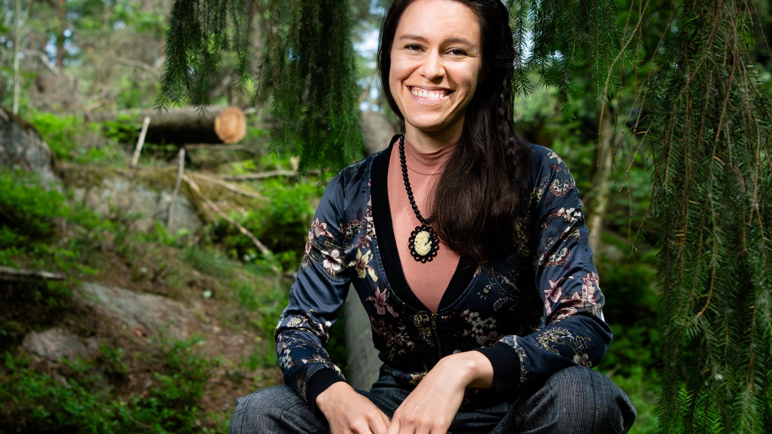 Kirjailija Siiri Enoranta pitää siitä, kun kirjallisuus satuttaa häntä: ”Saan turvallisesti kokea yksinäisyyttä ja sydänsuruja”