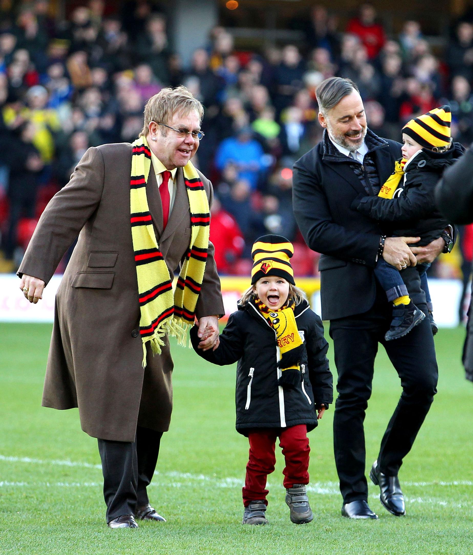 Elton ja David poikiensa Zacharyn ja Elijahin kanssa jalkapallo-ottelussa joulukuussa 2014.