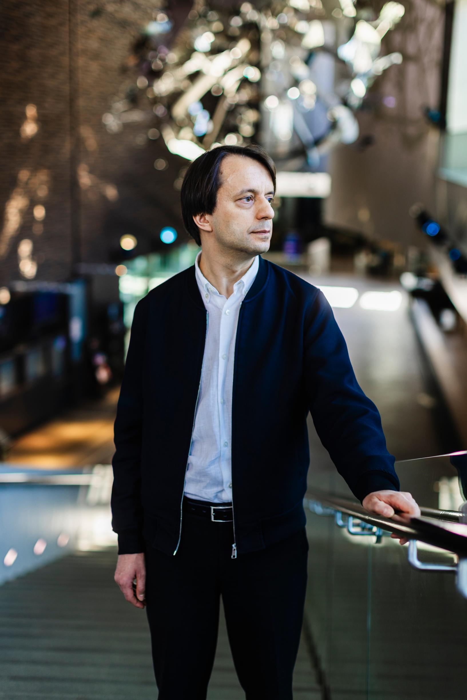 ”Hänen musiikkinsa ja persoonallisuutensa tekivät suuren vaikutuksen. Kun hän nousi lavalle kiittämään esityksestä, ihastuin häneen saman tien”, Maris kuvailee ensikohtaamistaan puolisonsa Unsuk Chinin kanssa.