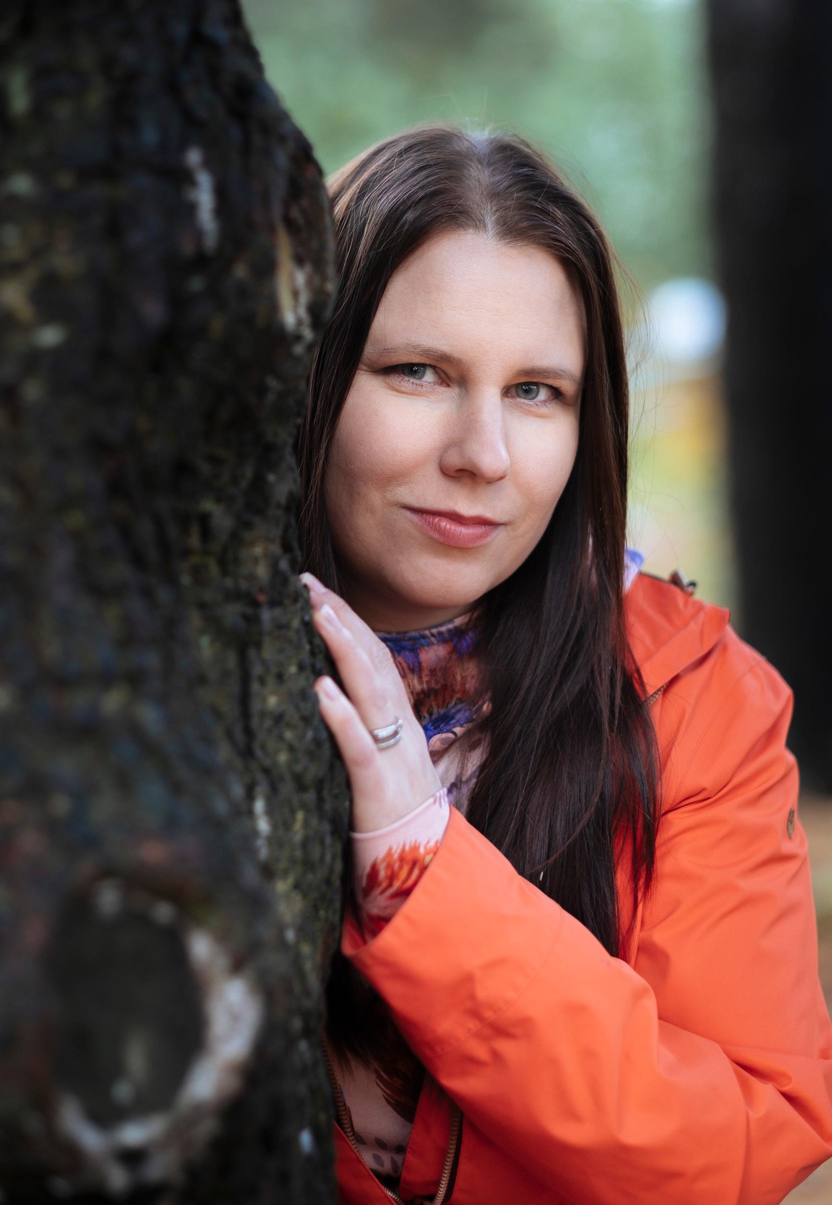 Kun Helena Immonen lähti armeijaan, äiti oli innoissaan: nyt tytär oppisi petaamaan sänkynsä! Into osoittautui ennenaikaiseksi. Helena sanoo olevansa särmä aikatauluissa, ei siisteydessä.