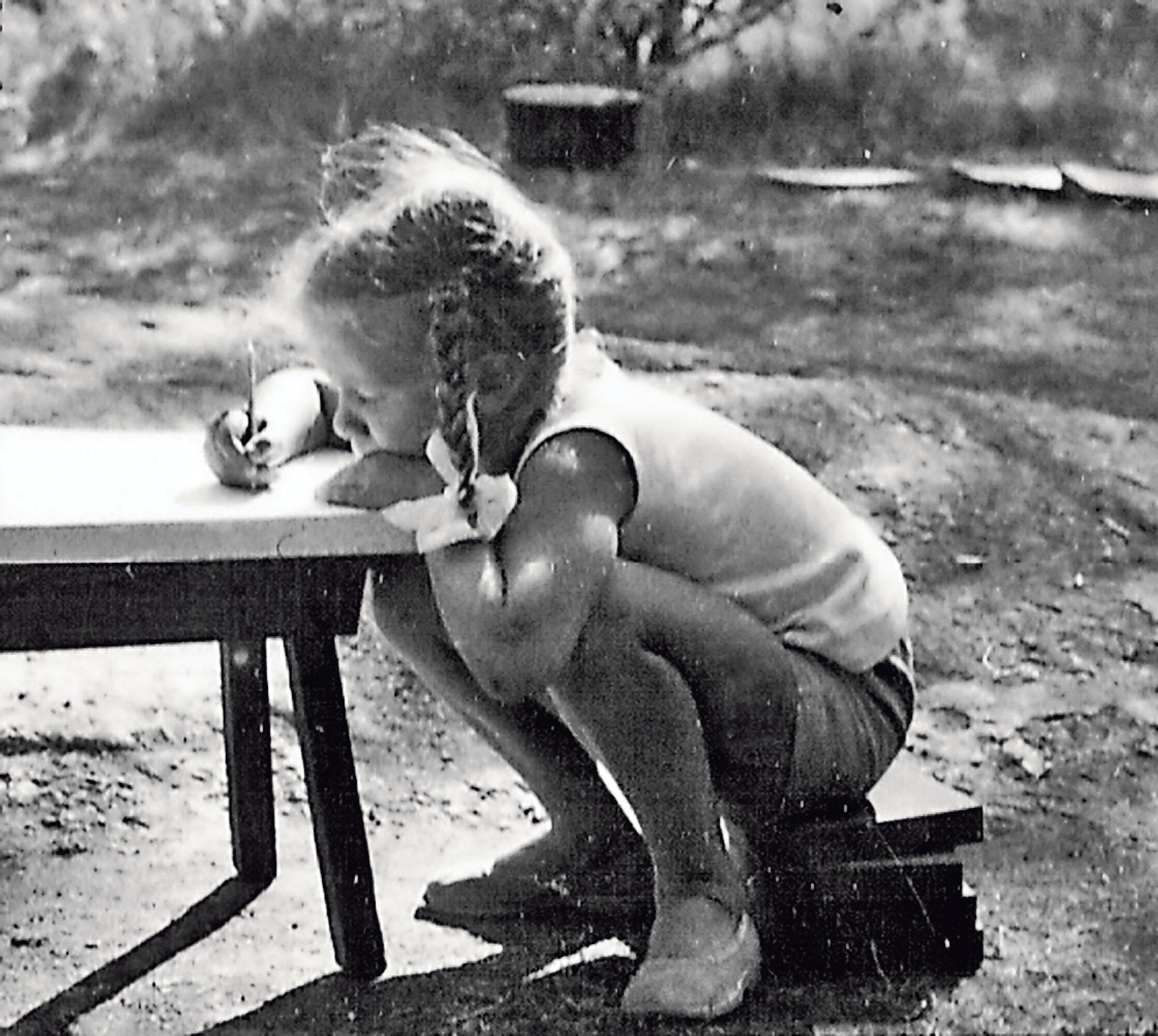 Moni esine Maarian kotona on läheisten tekemä. Hän uskoo, että asiat voivat siirtyä sukupolvelta toiselle alitajuisesti. Kun vanhemmat Rut Bryk ja Tapio Wirkkala tekivät töitään, tytär piirsi mukana.