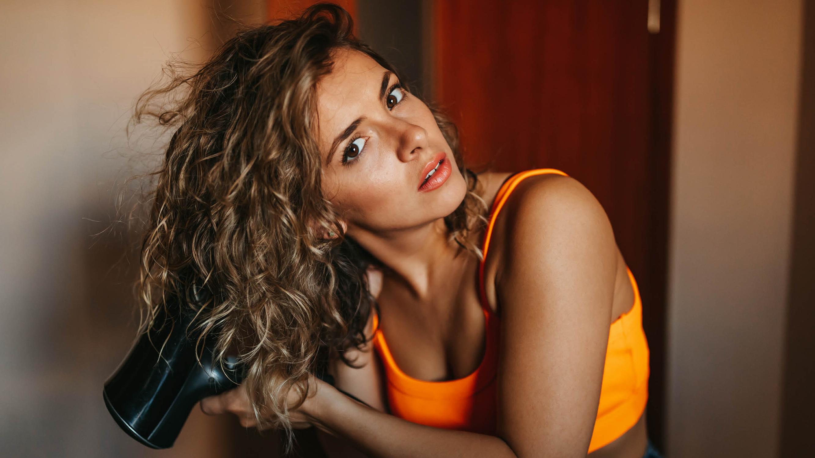 Kääk, hiustenkuivaaja haiskahtaa palaneelta! Pitääkö olla huolissaan? Tukesin ylitarkastaja vastaa