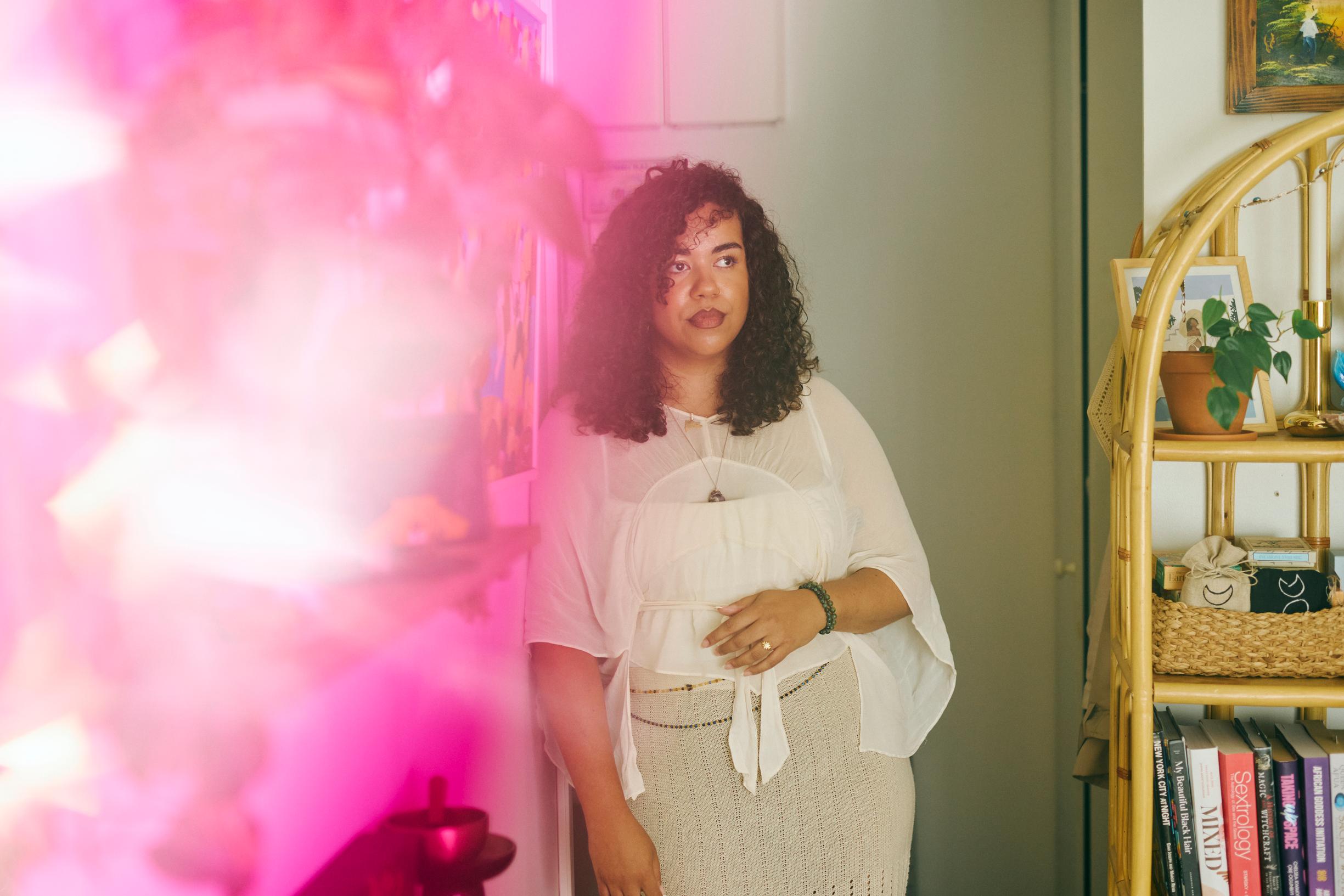 Espoolainen Paloma Sundberg on tarottulkitsija ja noita. Hänelle noituus on hengellisyyttä, joilla hän saa yhteyden esivanhempiinsa.