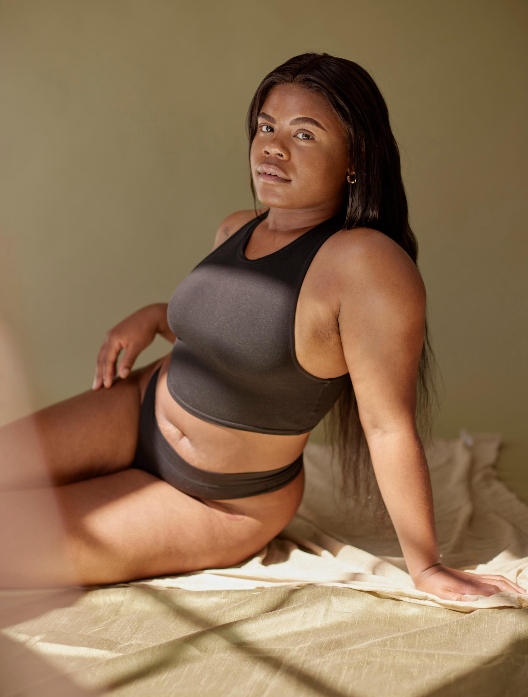 Samantha Mayele kärsi vuosia kivuliaasta atooppisesta ihottumasta: ”Suihkun jälkeen saatoin itkeä kivusta”