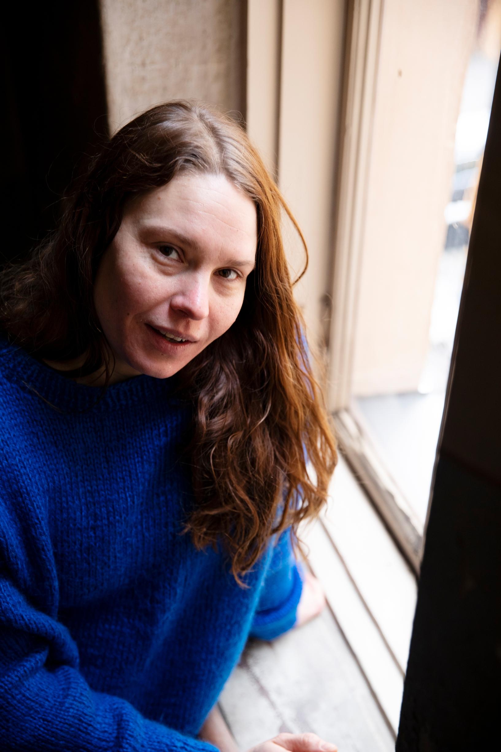 Seidi Haarlan mukaan monet ylisukupolviset taakat juontavat juurensa sota- traumoihin. ”Kun tunteita ei ole pystytty purkamaan, hälytystilan tuntu on siirtynyt sukupolvelta toiselle.”