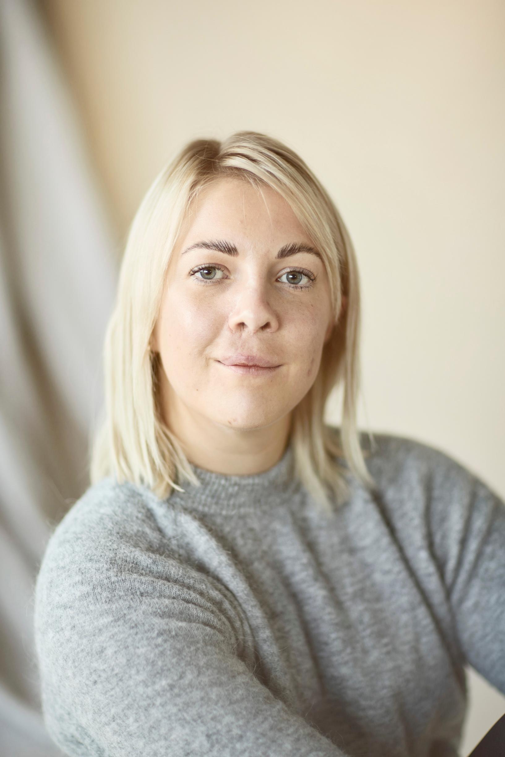 ”Teini-ikäisenä huusin vanhemmilleni, että synnytitte ruman lapsen” – suuren leikkauksen jälkeen Johanna tiesi, mitä haluaa tehdä työkseen