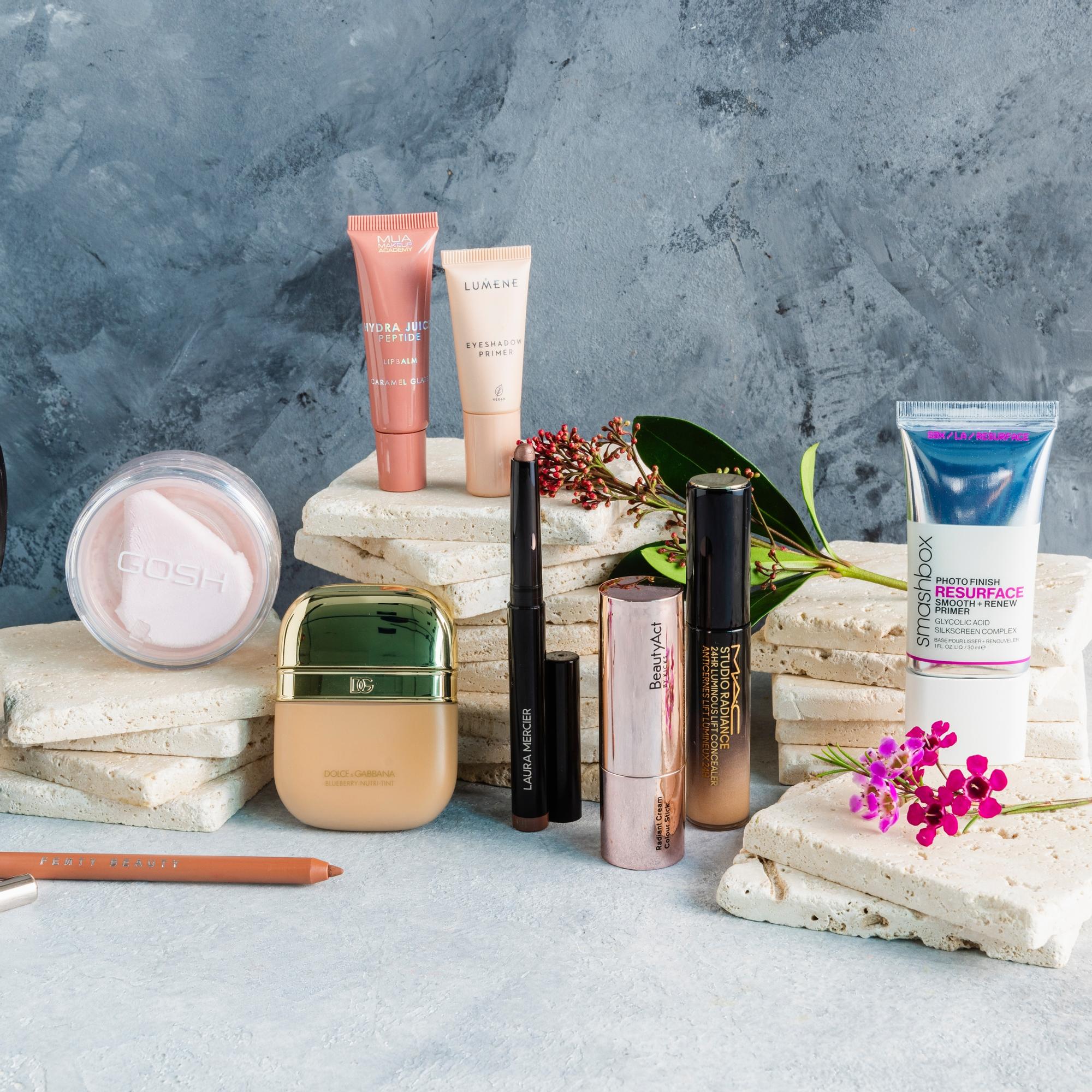 10 tämän hetken parasta meikkiä – silkkinen puuteri pitää ihon oikeasti mattapintaisena