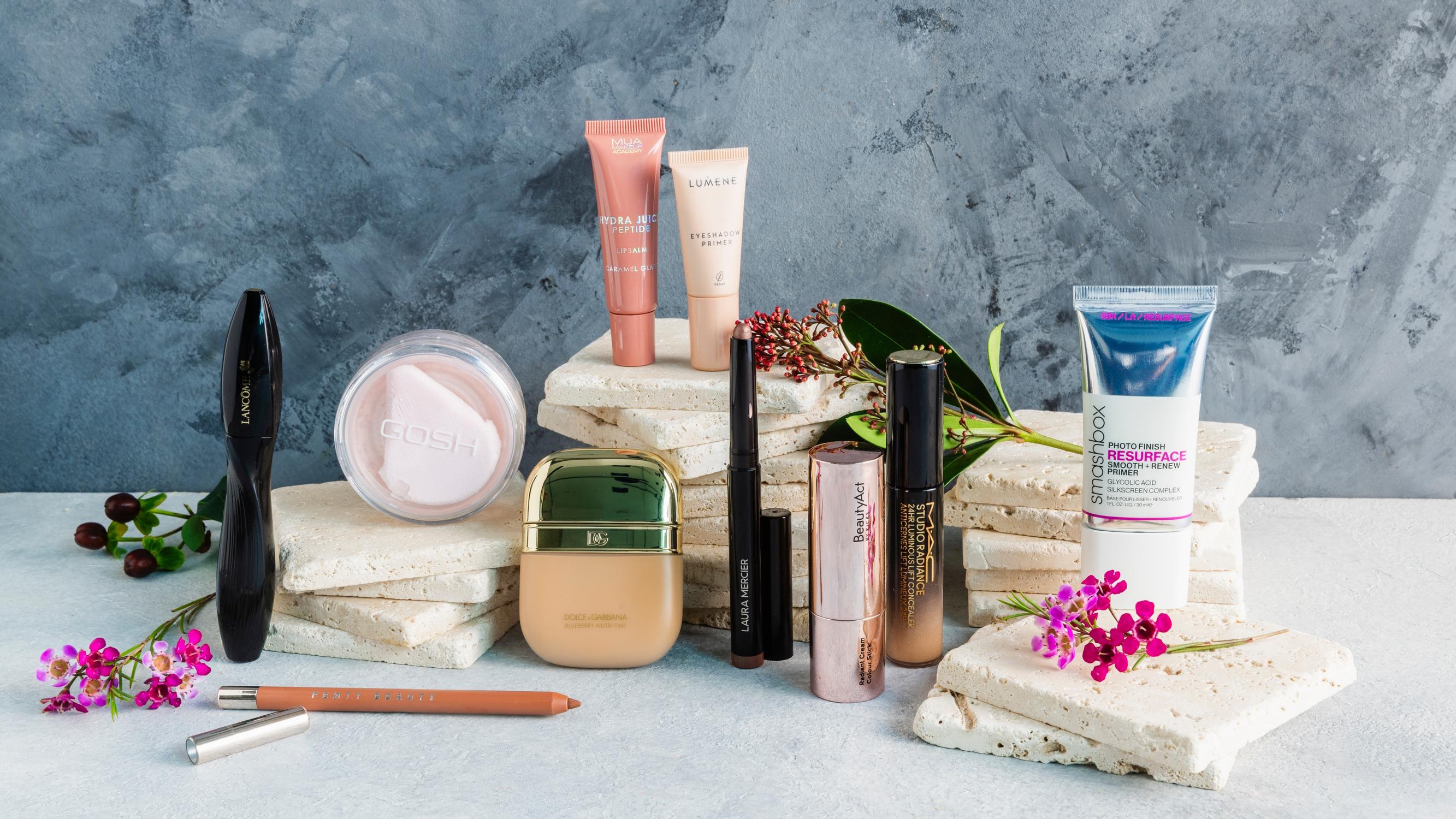 10 tämän hetken parasta meikkiä – silkkinen puuteri pitää ihon oikeasti mattapintaisena