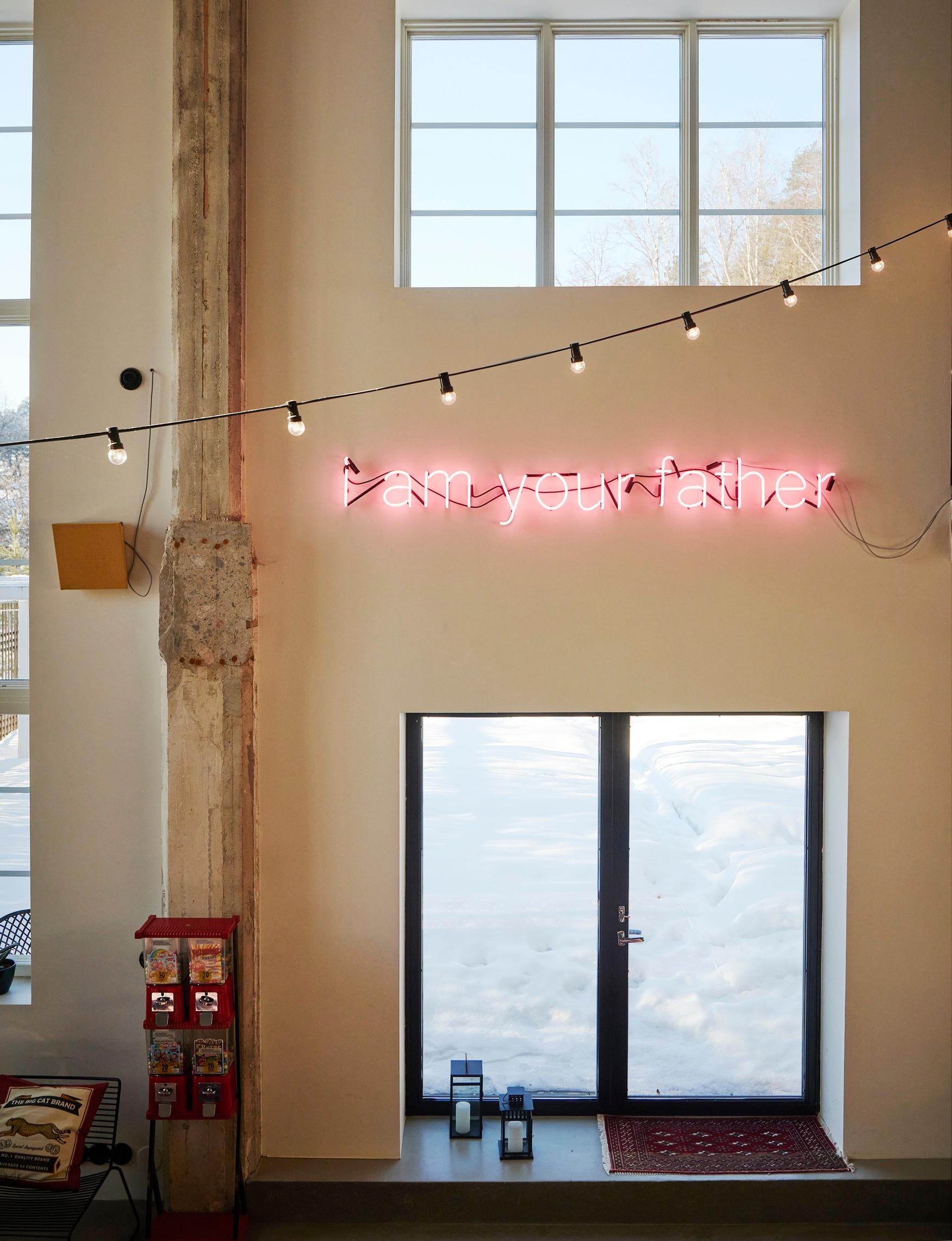 Alakerran huonekorkeus on korkeimmillaan seitsemän metriä. Valokyltin, karkkiautomaatin sekä alakerran isot matot Pekka ja Helena ostivat edelliseltä asukkaalta.