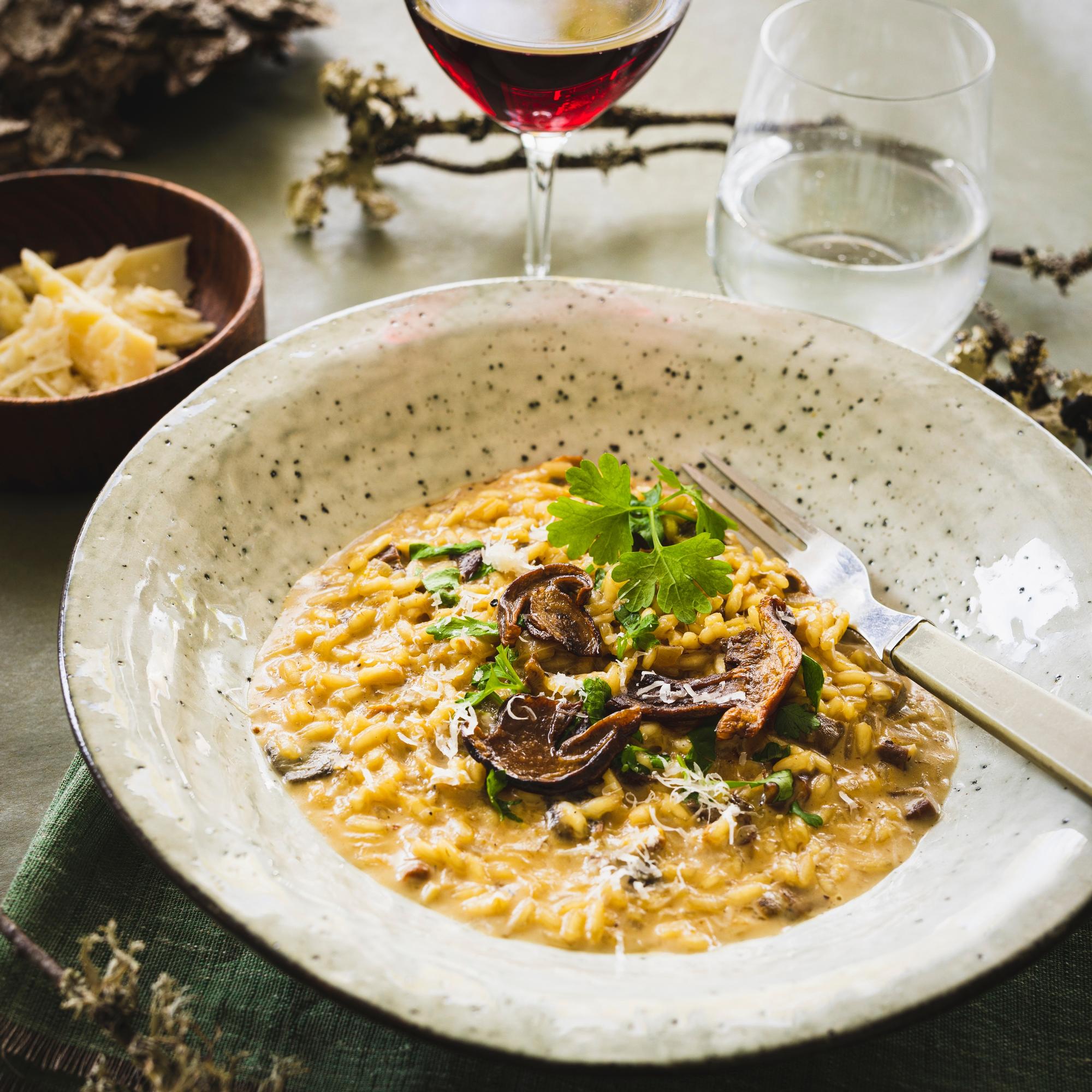 Risotto on parhaimmillaan valuvan kosteana, napakan kypsänä ja parmesaanilla pyöristettynä. Se on upea ruoka jo ihan sellaisenaan.